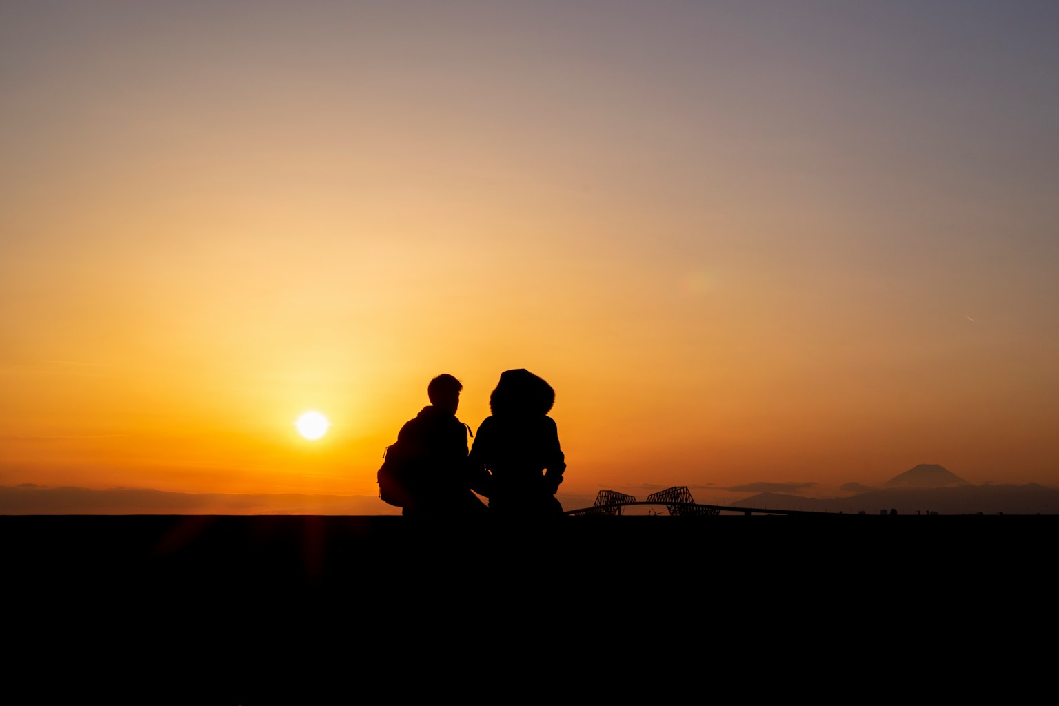 Silhouette eines Paares vor einem Sonnenuntergang mit schönem Himmelverlauf