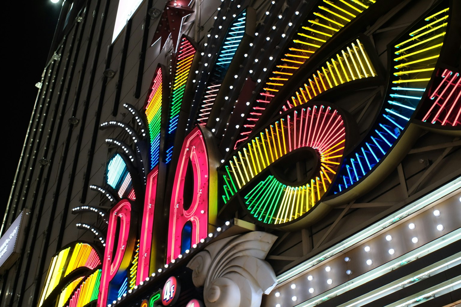 Cartel de neón colorido de un casino por la noche
