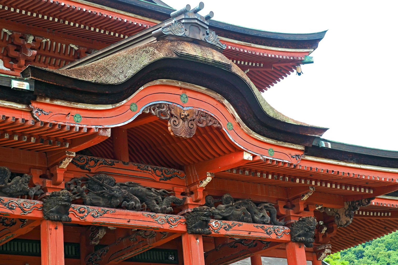 Bagian dari kuil Jepang dengan atap merah yang indah dan ukiran yang rumit
