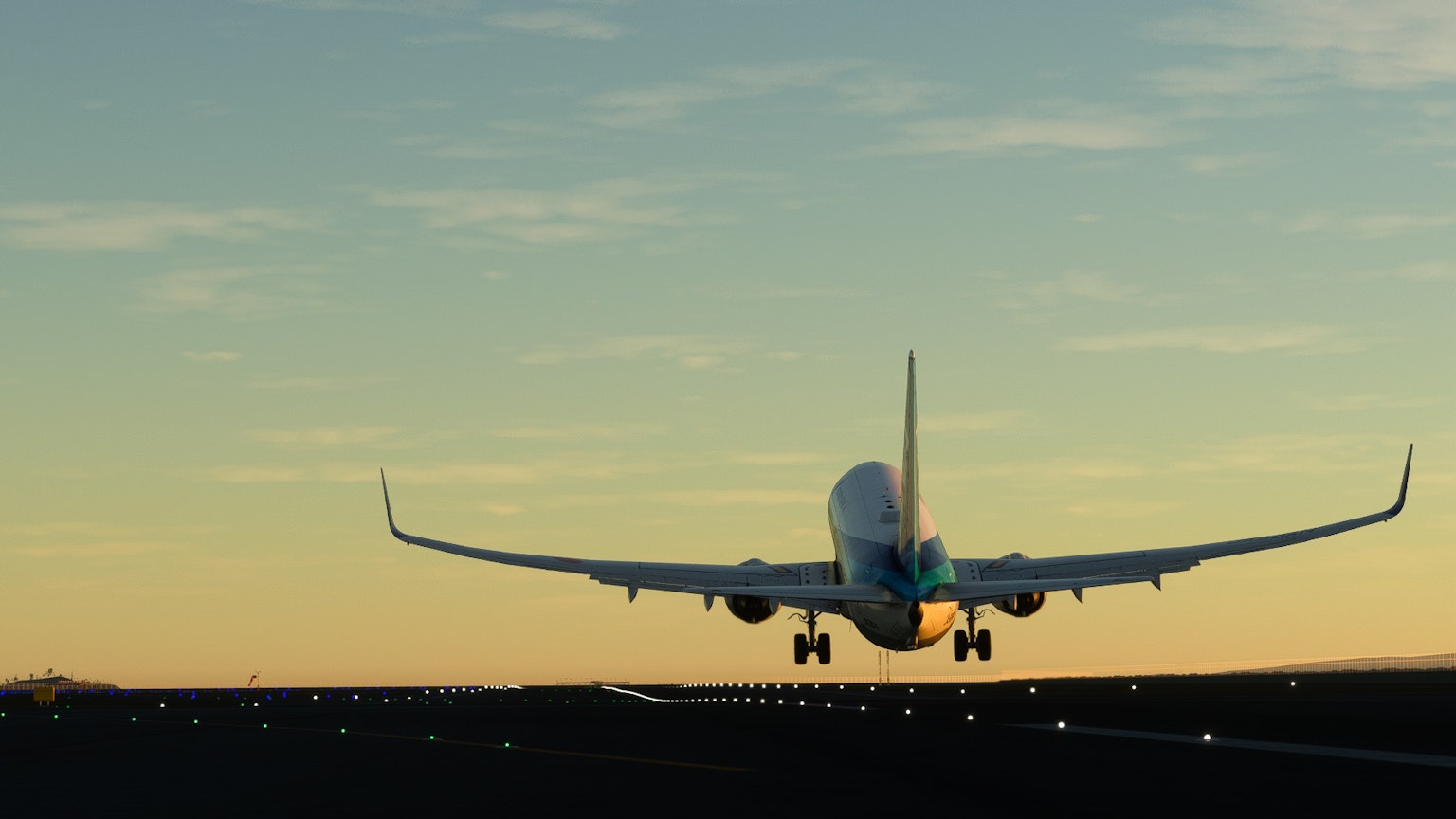 Avion atterrissant contre un ciel au coucher de soleil