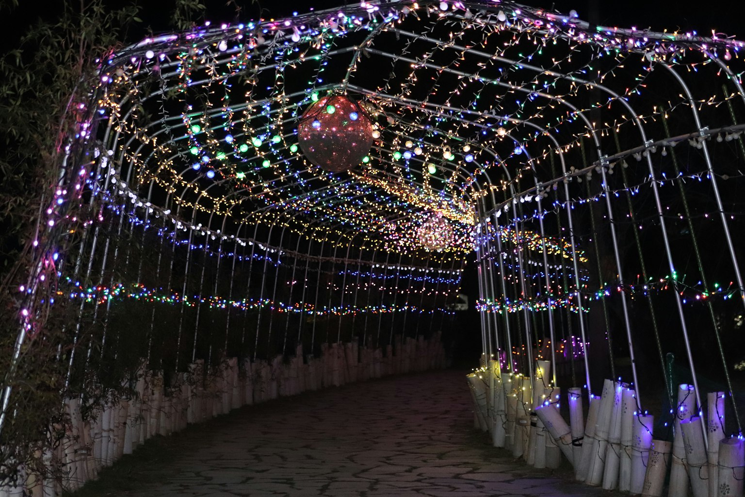 ไฟ LED หลายสีสันส่องสว่างอุโมงค์ในเวลากลางคืน