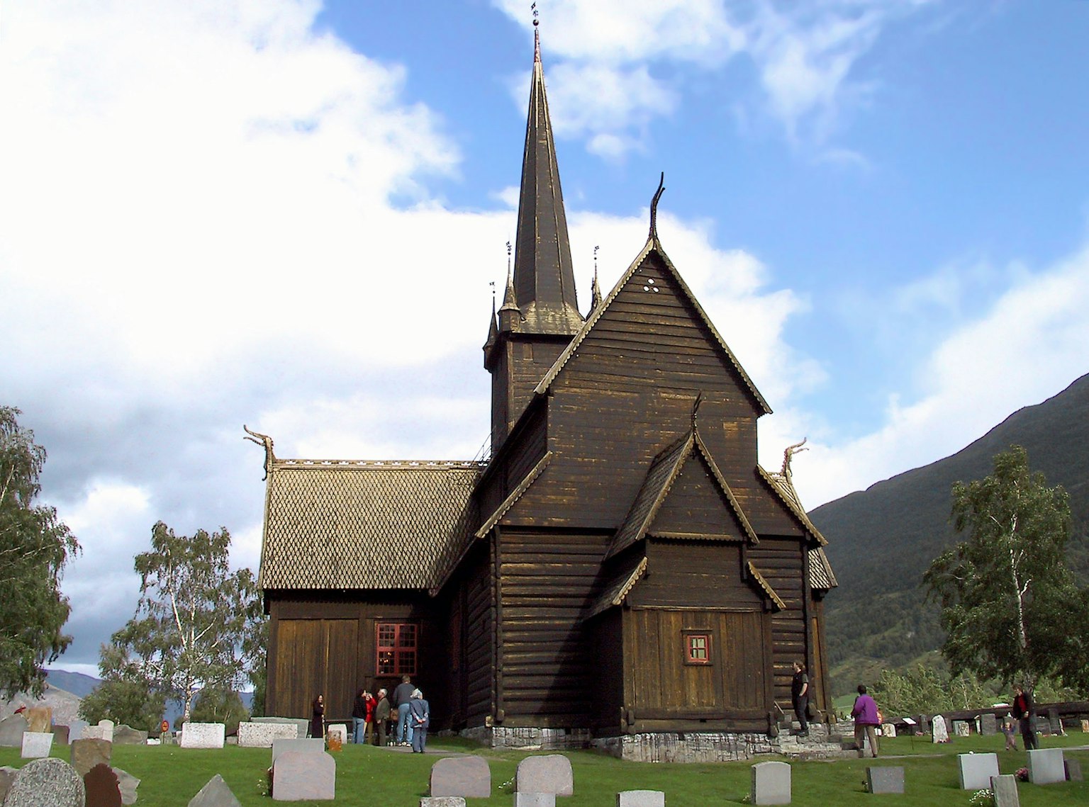 Holzkirche mit einem Friedhof im Vordergrund
