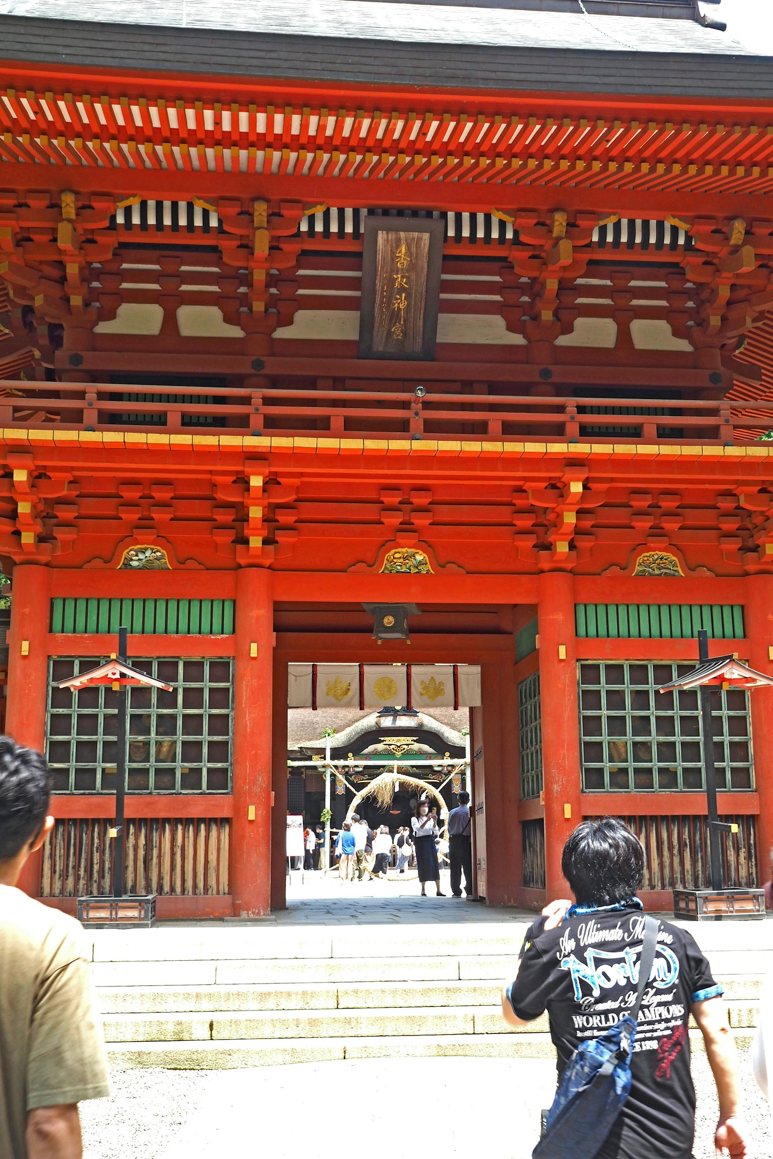 神社入口，紅色大門和傳統建築風格