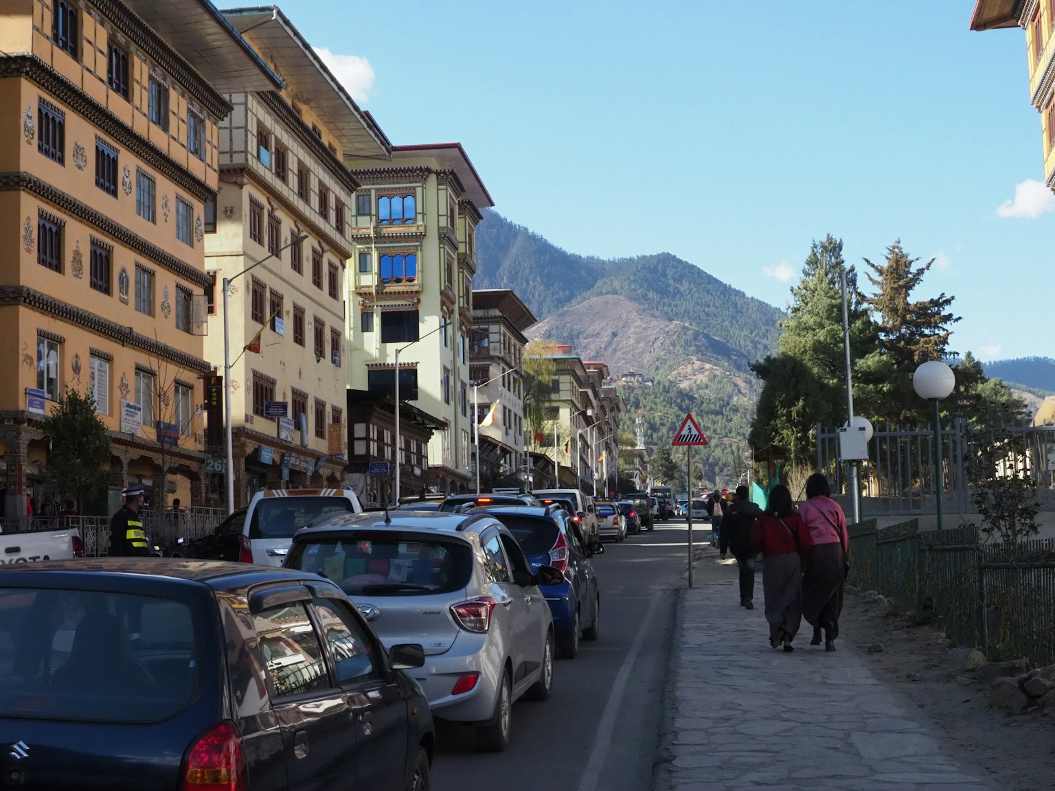 Scène de rue au Bhoutan avec des voitures et des piétons