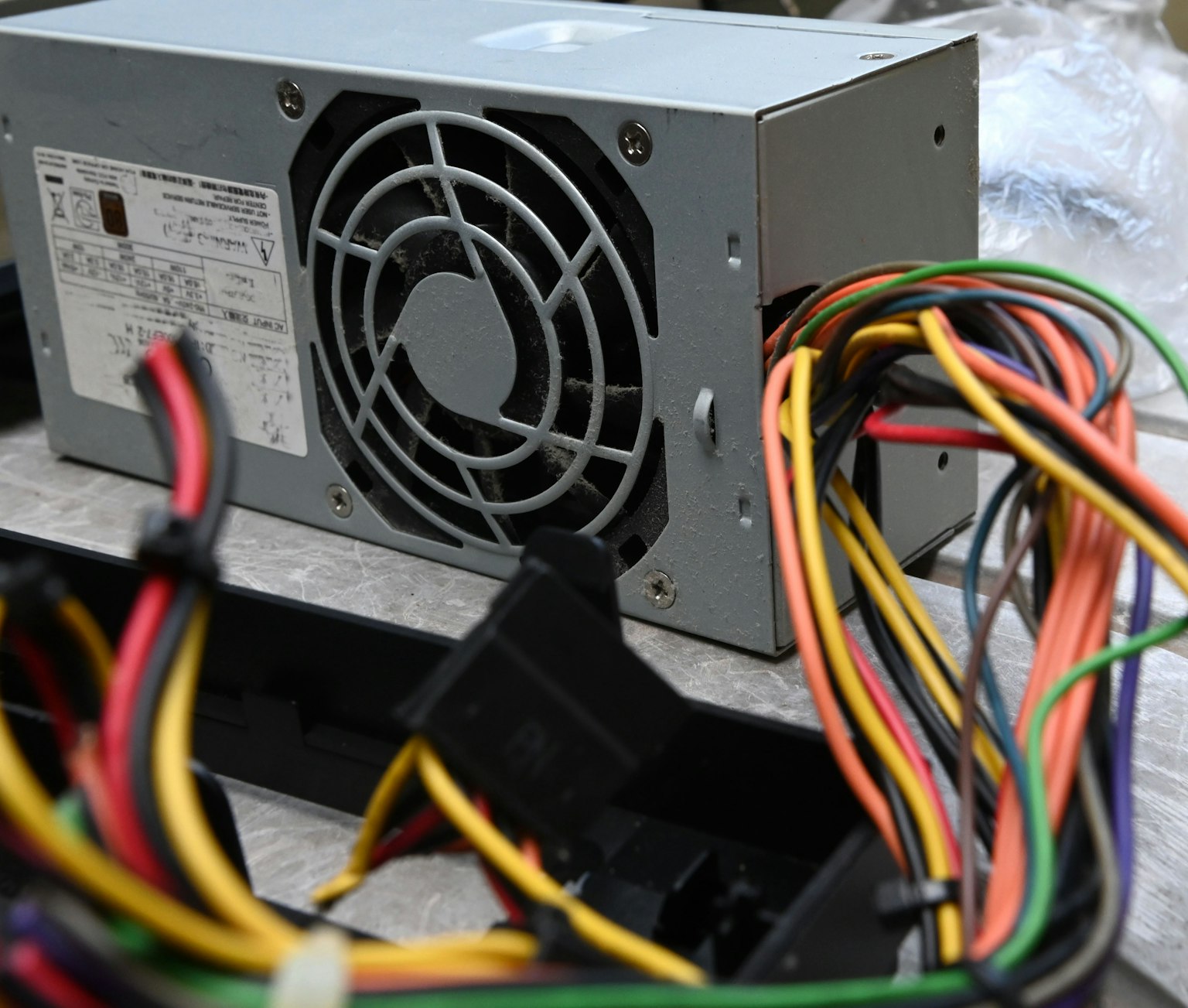 Computernetzteil mit sichtbarem bunten Kabel