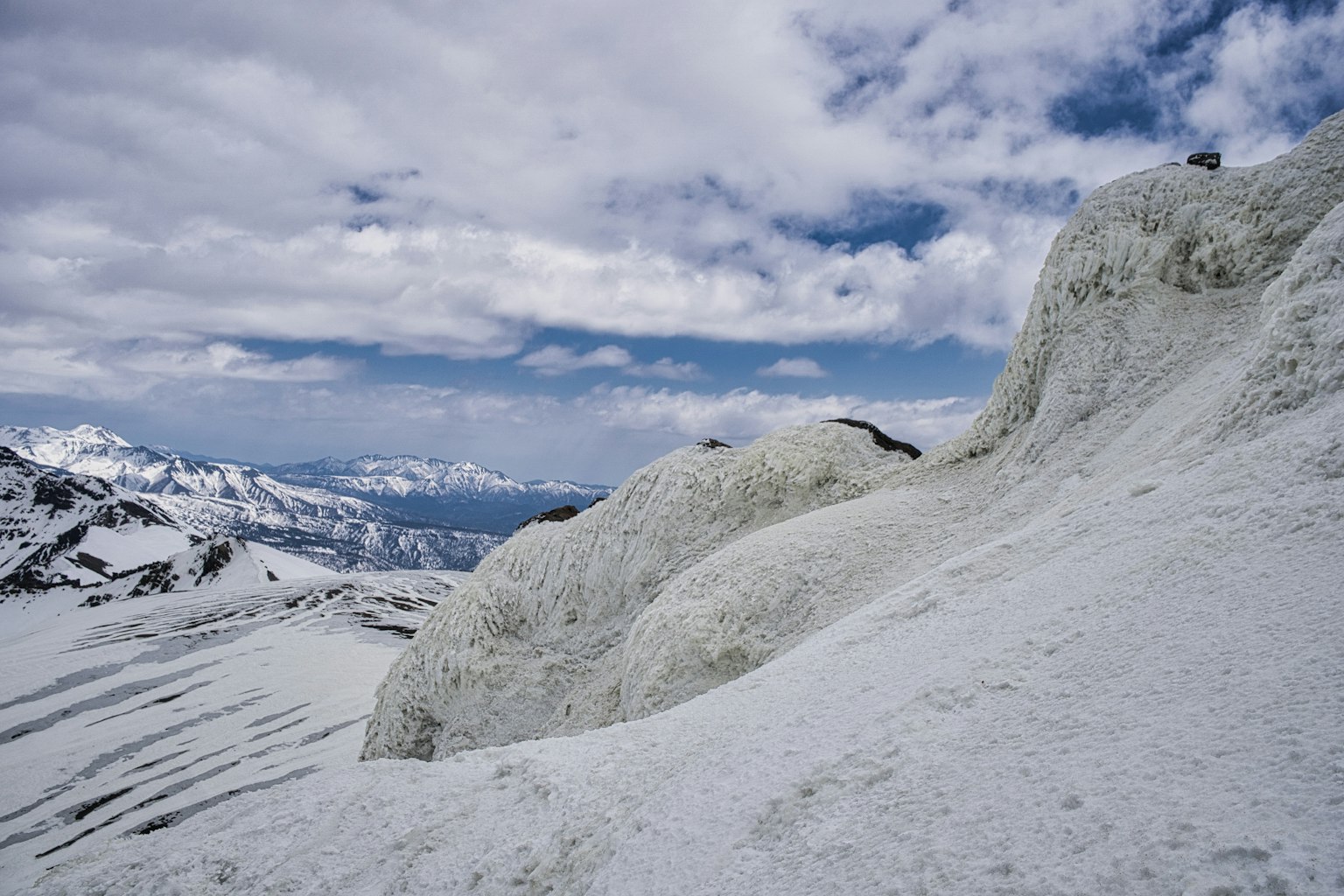 Paesaggio montano innevato con cielo blu