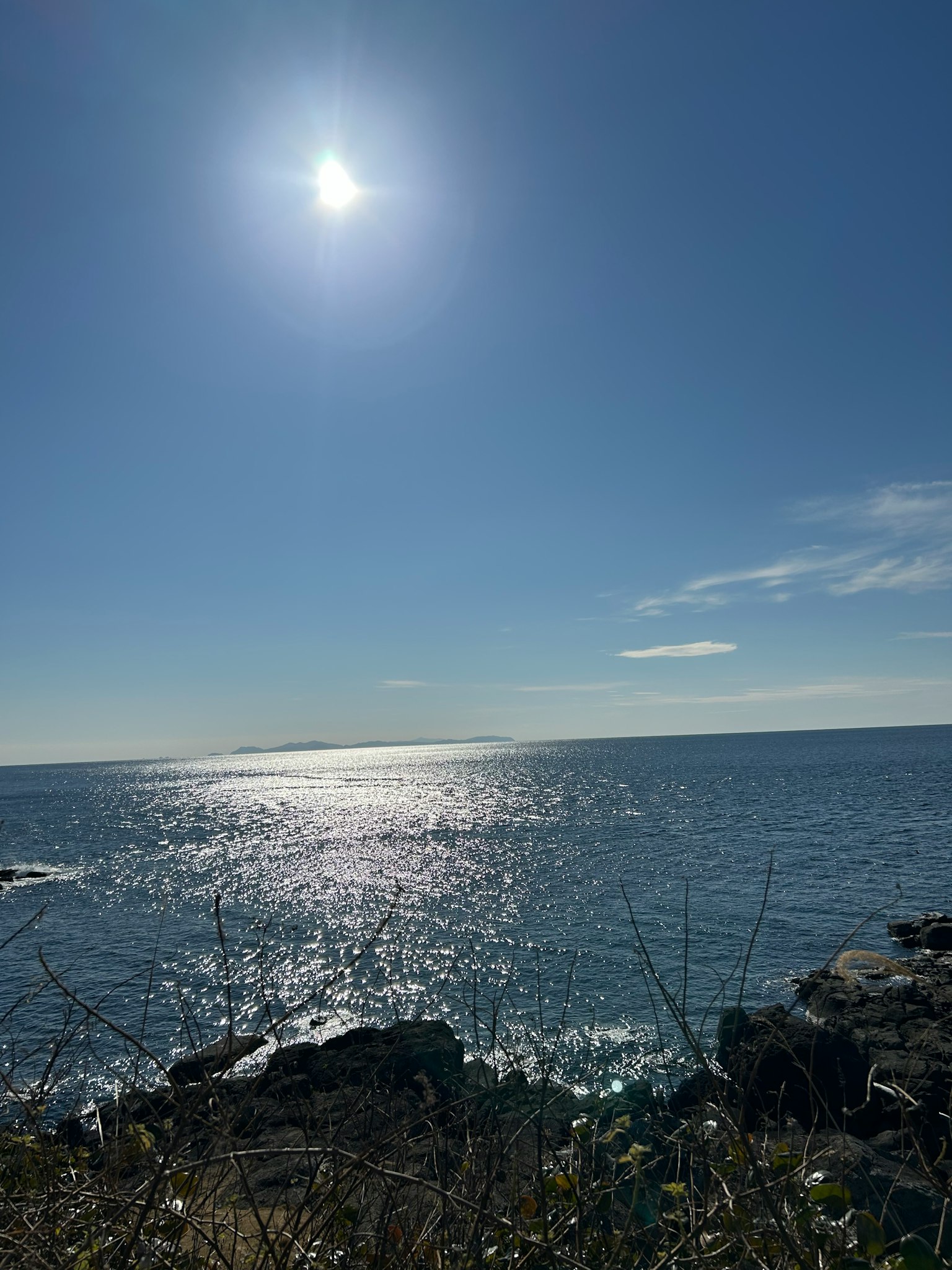 Vista panoramica dell'oceano blu e del cielo sole splendente