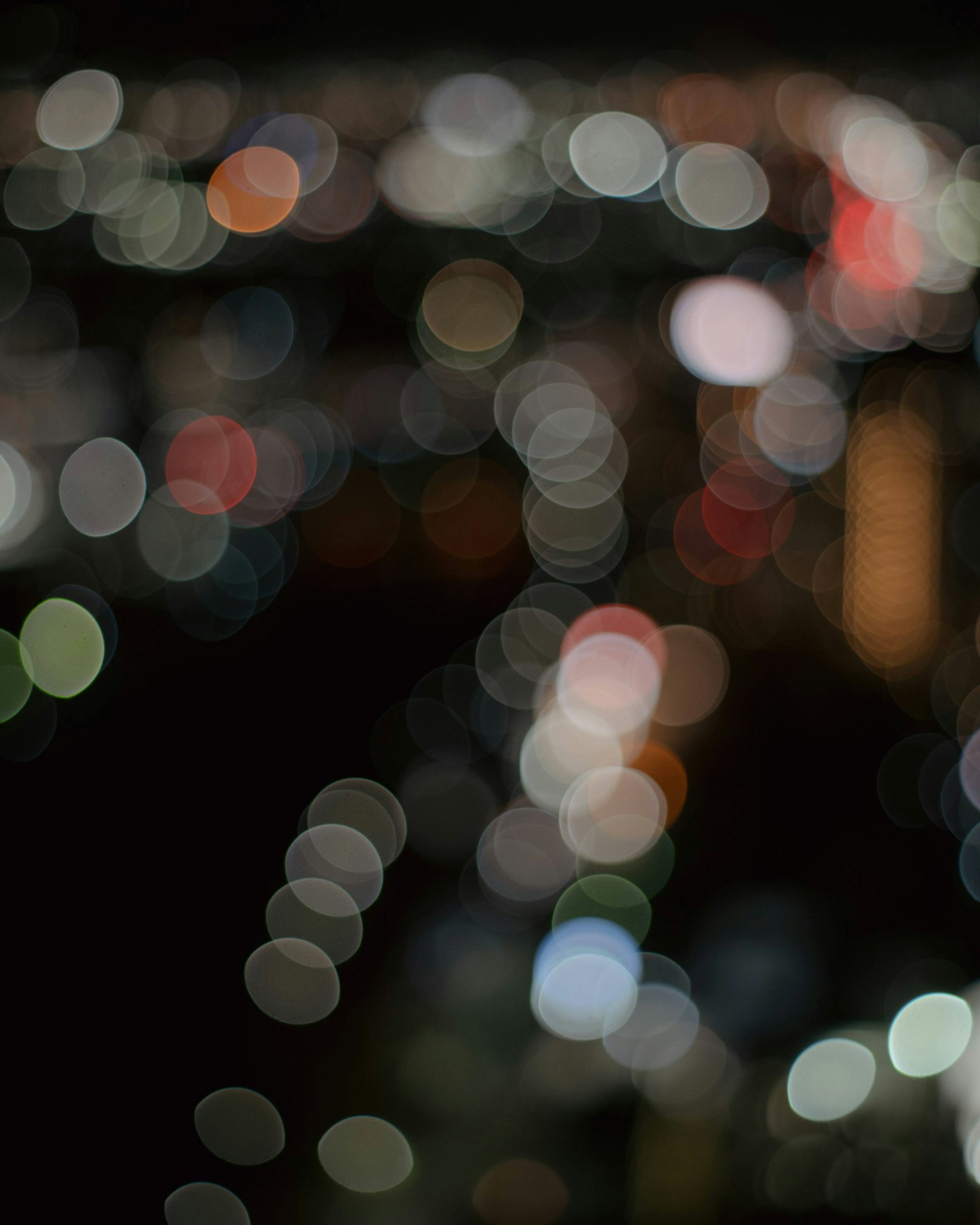 Cahaya kota yang buram menciptakan efek bokeh di malam hari