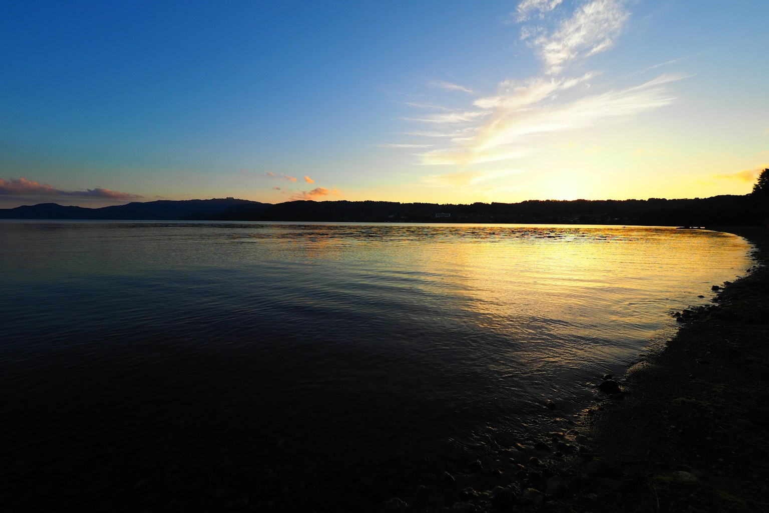 ทิวทัศน์ที่สวยงามกับพระอาทิตย์ตกสะท้อนบนทะเลสาบ