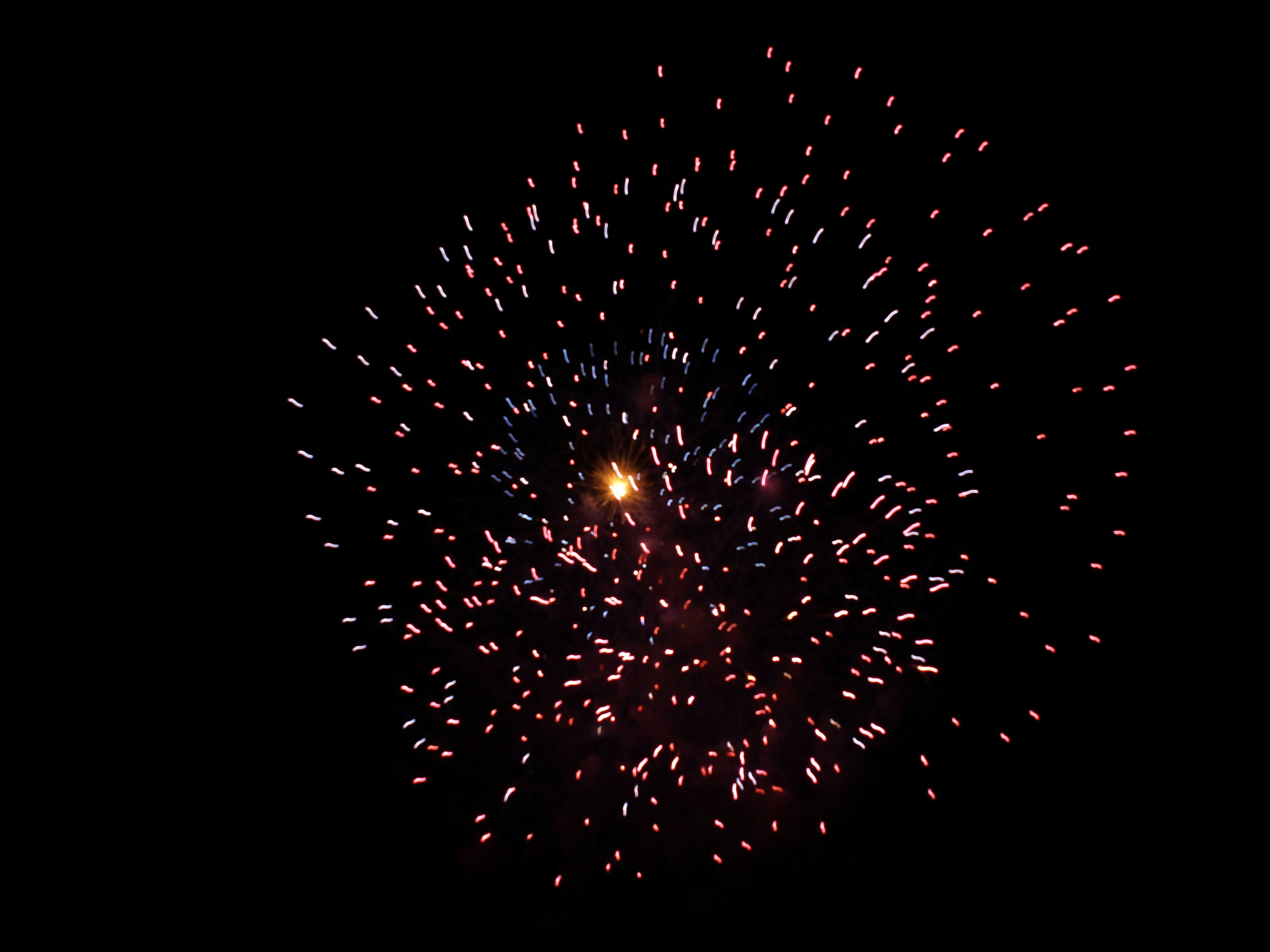 夜空に広がる花火の光