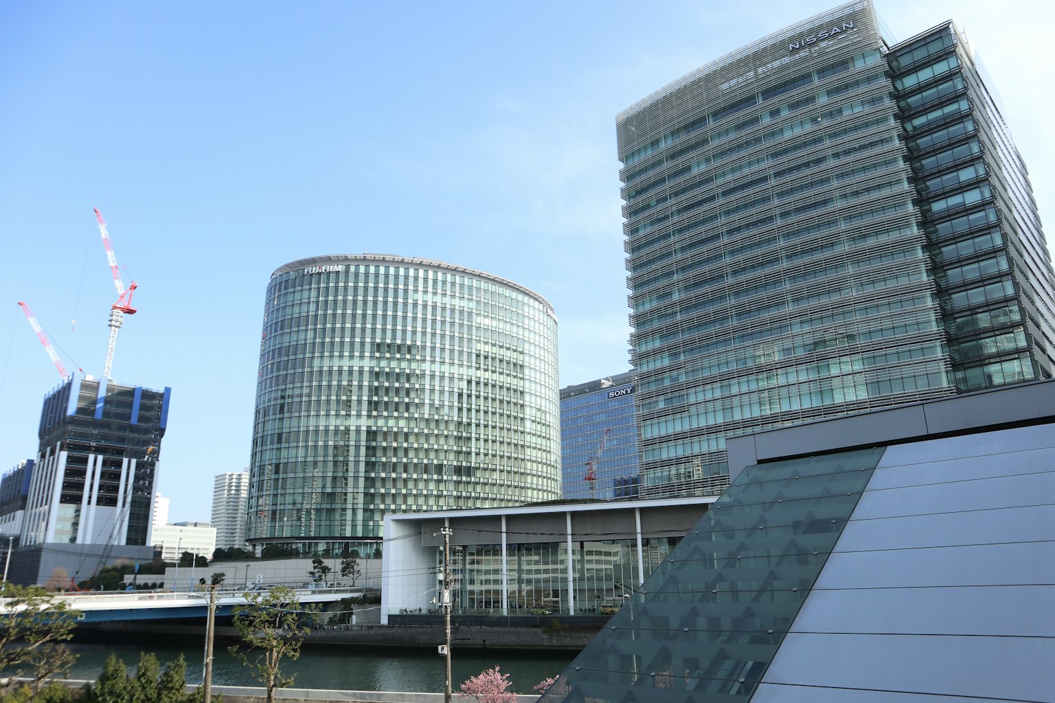Bâtiments modernes dans un paysage urbain Ciel bleu clair et vue sur le front de mer