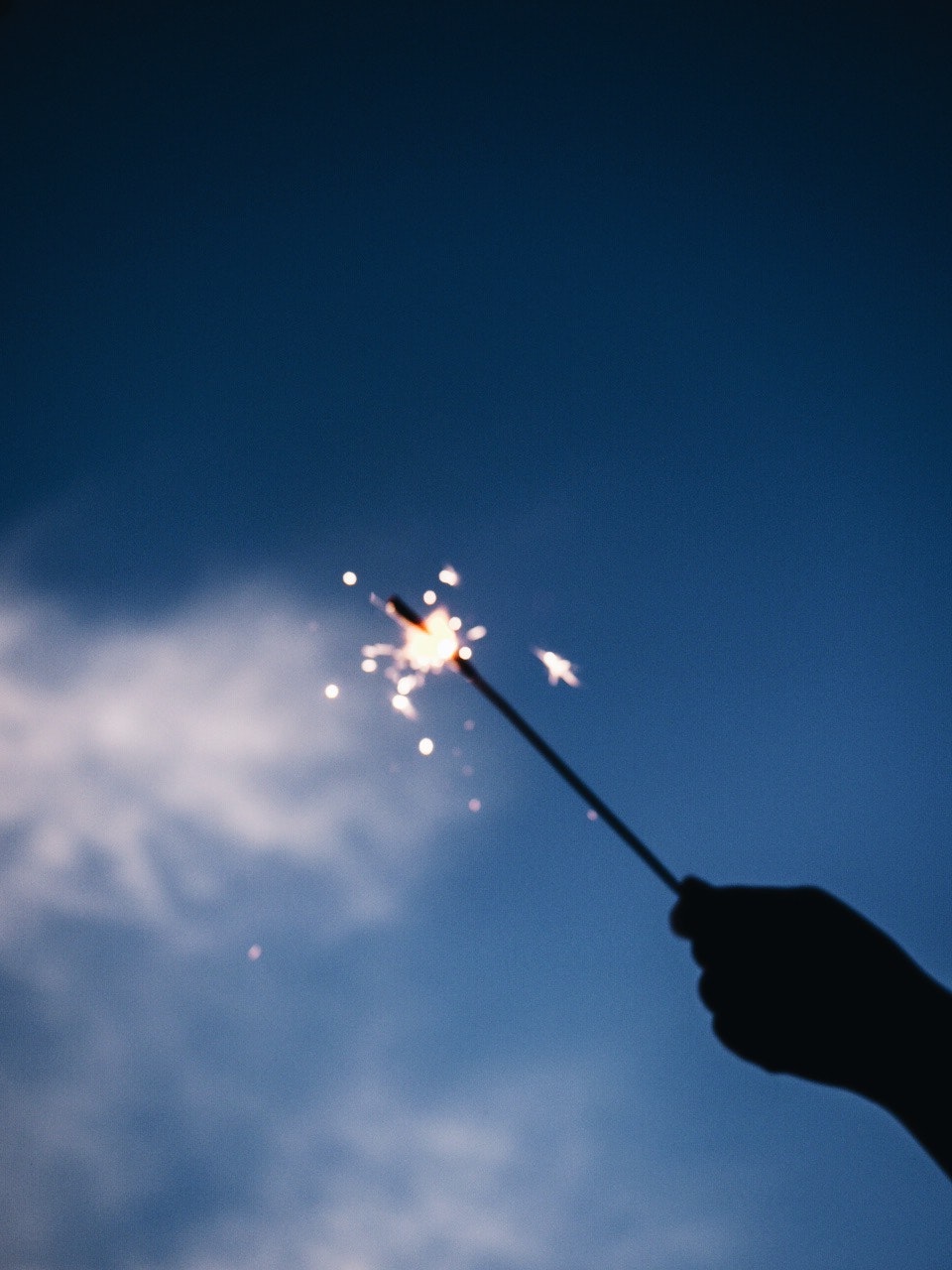 空に向けて打ち上がる花火の火花