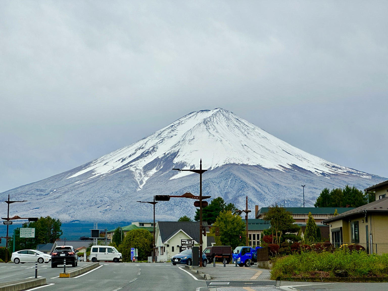 Schneebedeckter Fuji unter bewölktem Himmel