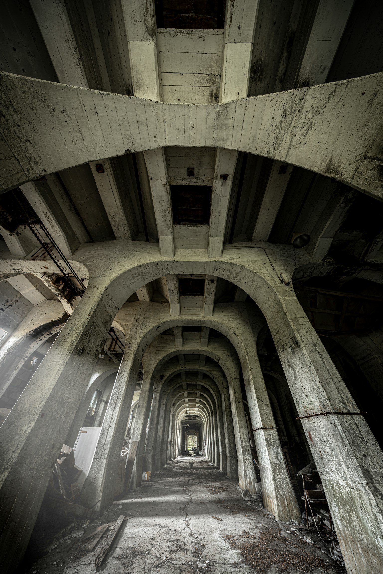 廃墟のアーチ型の通路が続く内部の風景