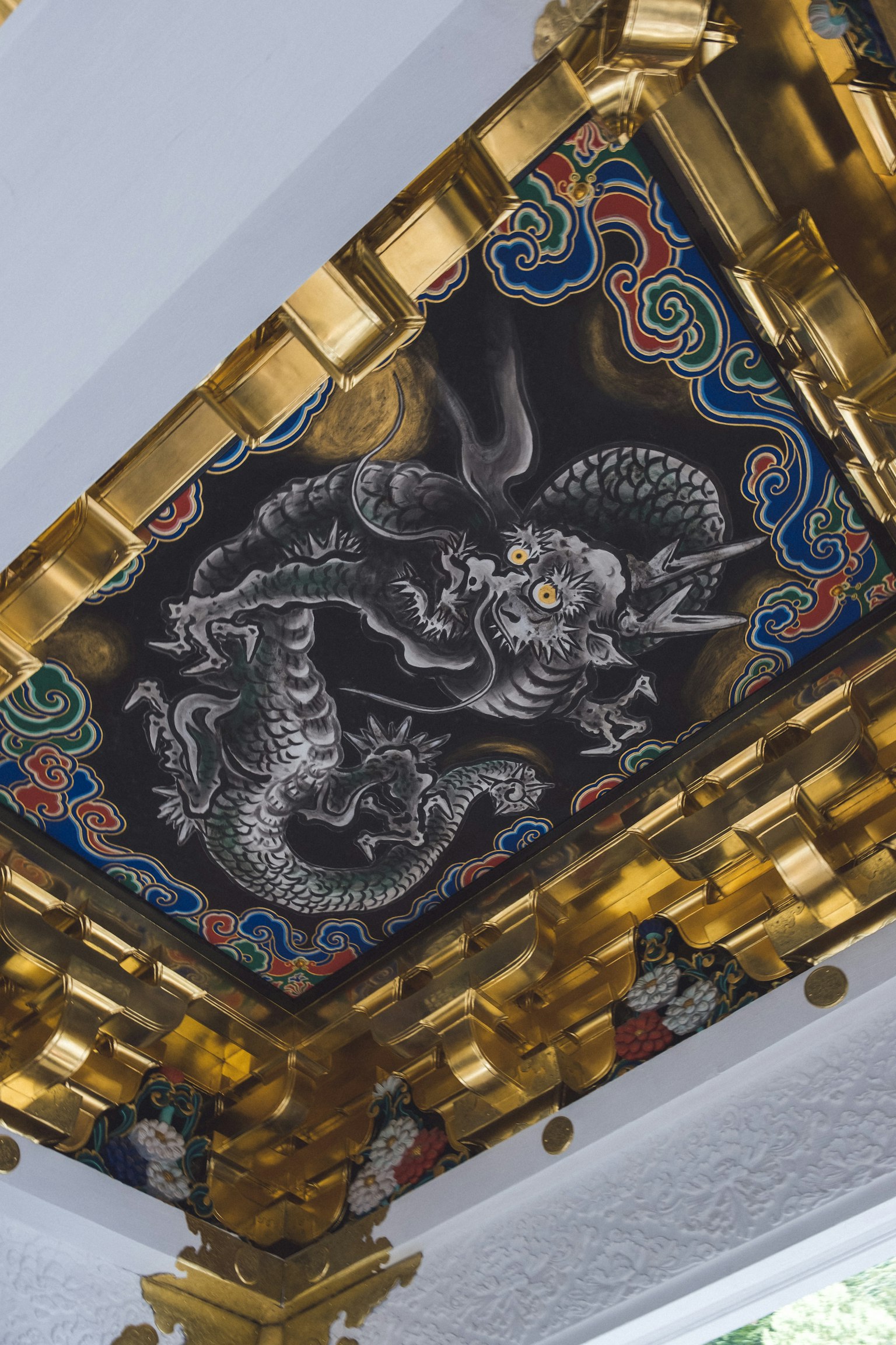 天花板艺术作品，描绘黑色龙和金色装饰