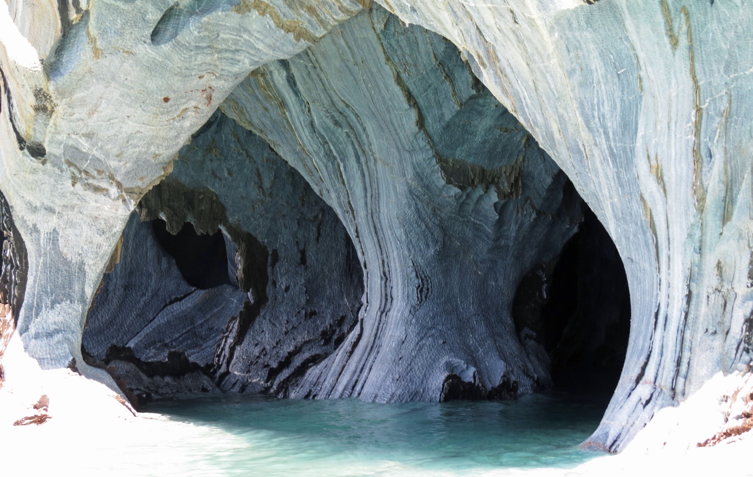 Vue intérieure d'une magnifique grotte en marbre avec de l'eau bleue