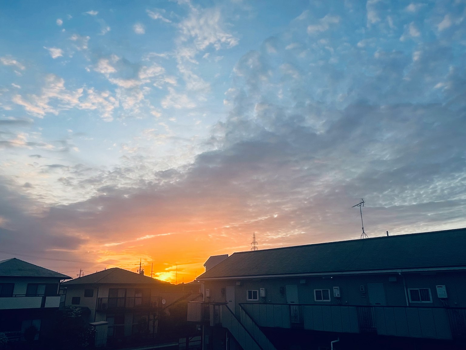 아름다운 일몰 풍경과 광활한 구름