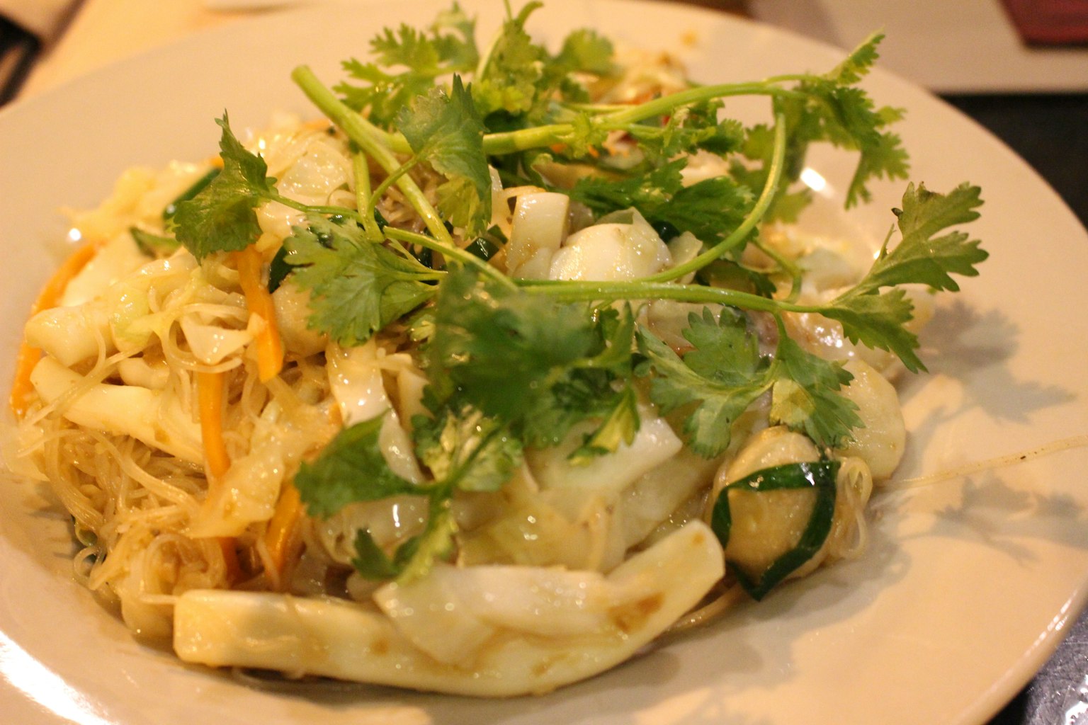 Salad Thái với rau mùi và rau củ tươi