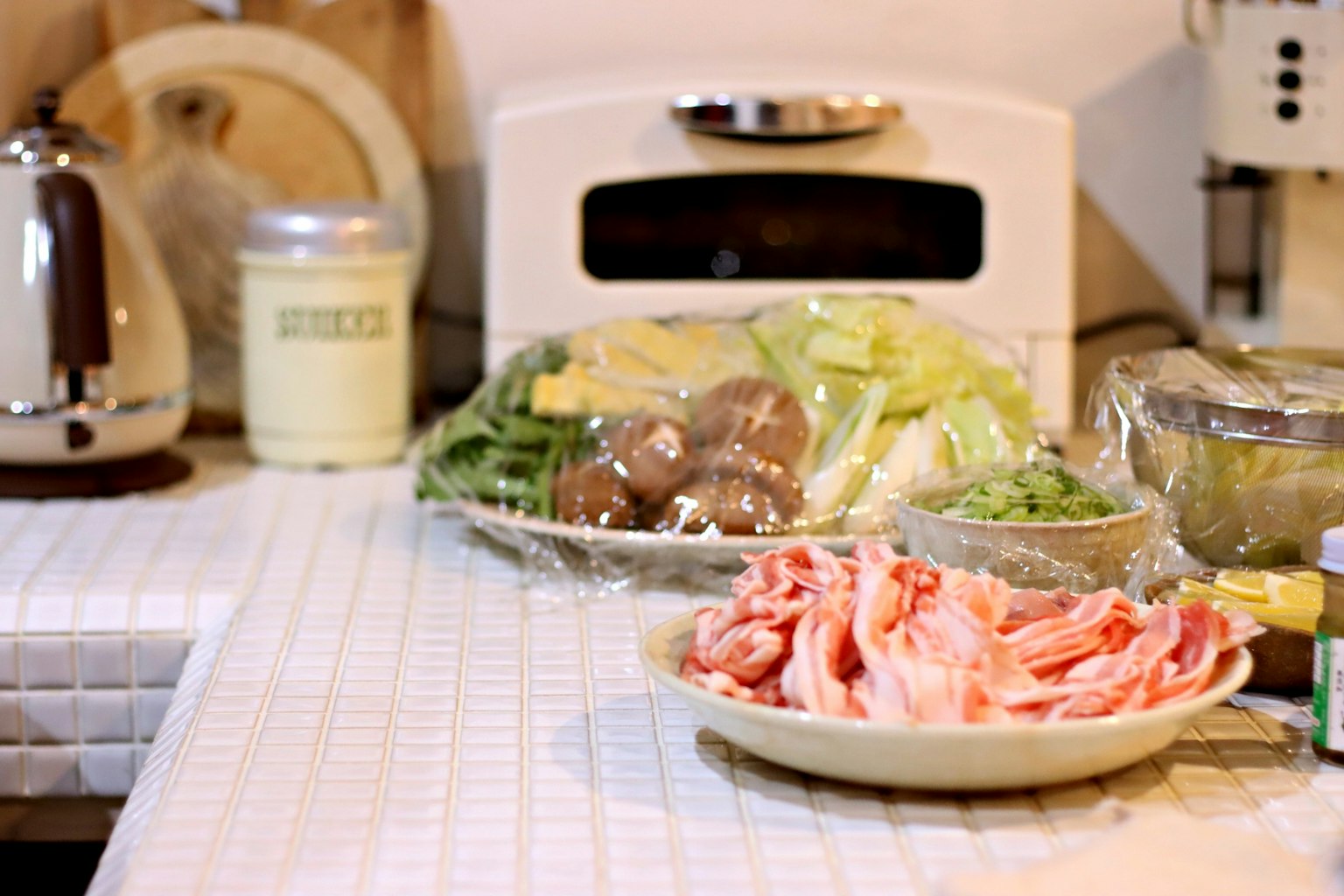 วัตถุดิบสดใหม่และเนื้อที่หั่นวางอยู่บนเคาน์เตอร์ครัว