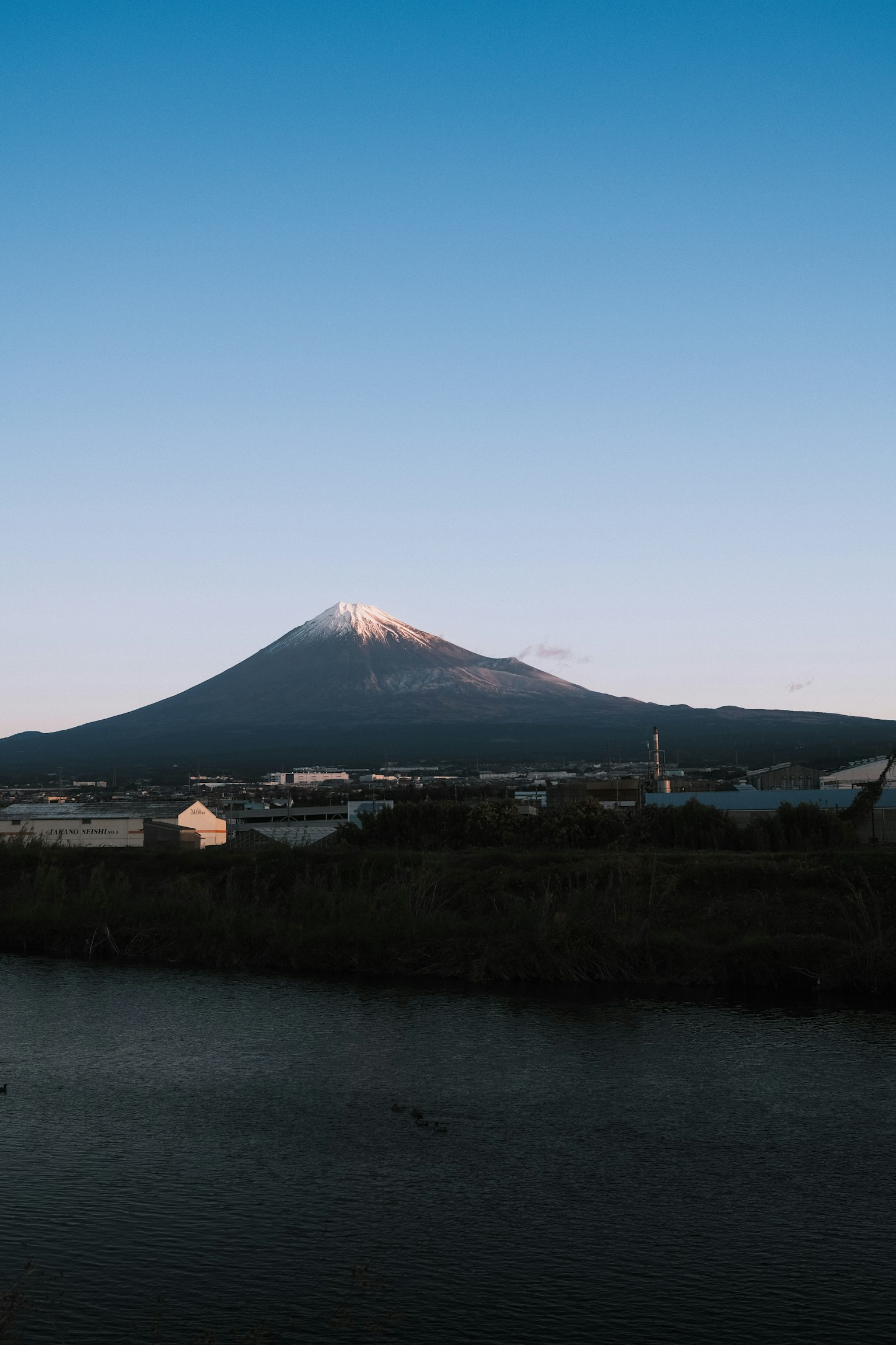 Pemandangan indah Gunung Fuji dengan langit biru
