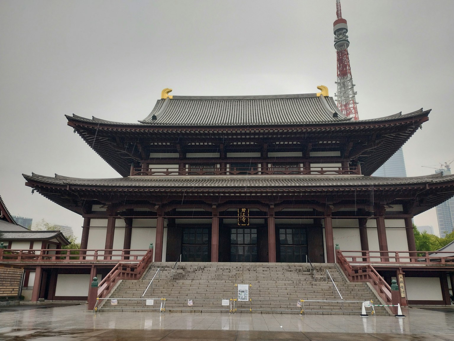 傳統寺廟建築，背景是東京塔