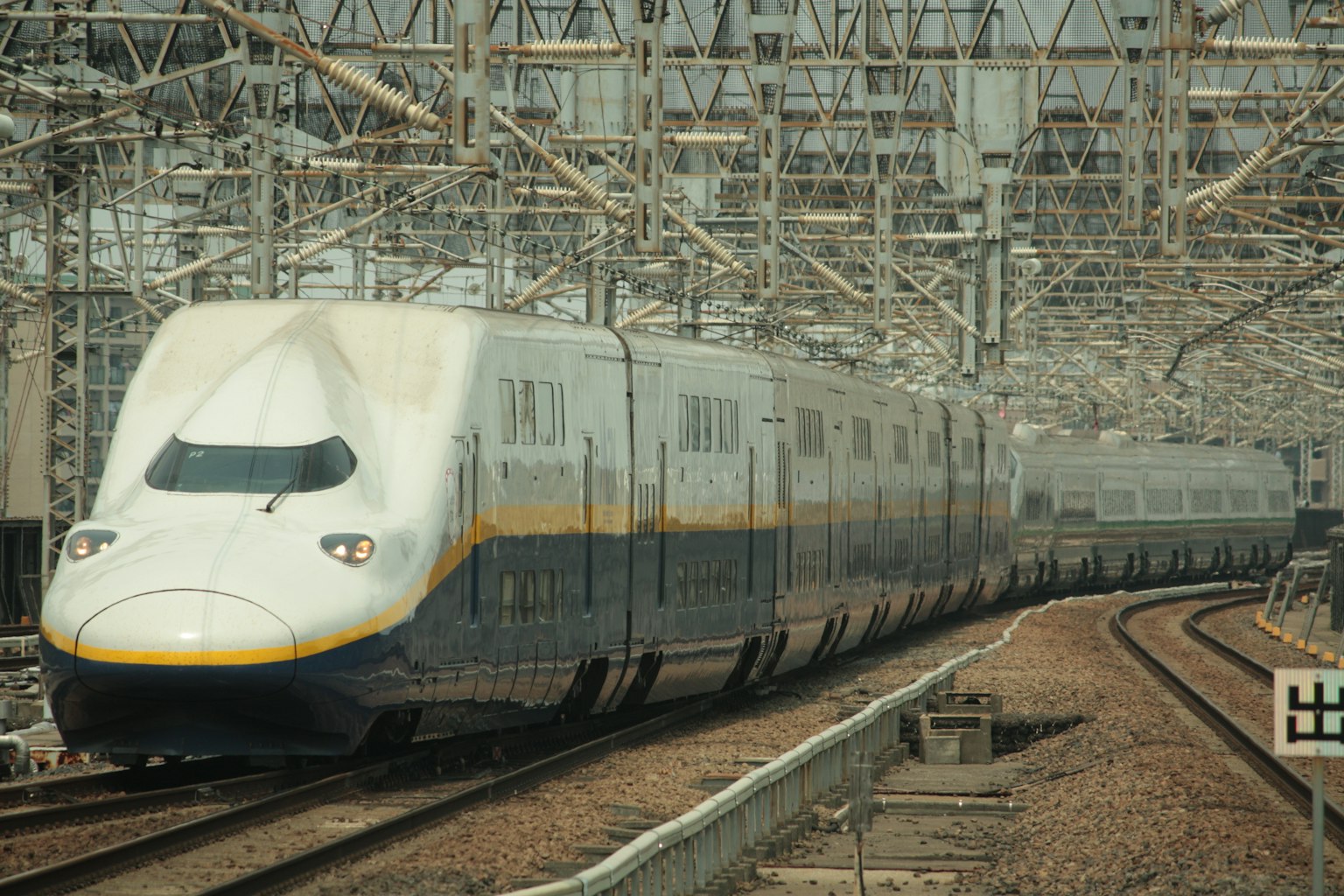 รถไฟชินกันเซนวิ่งใต้สายไฟฟ้า
