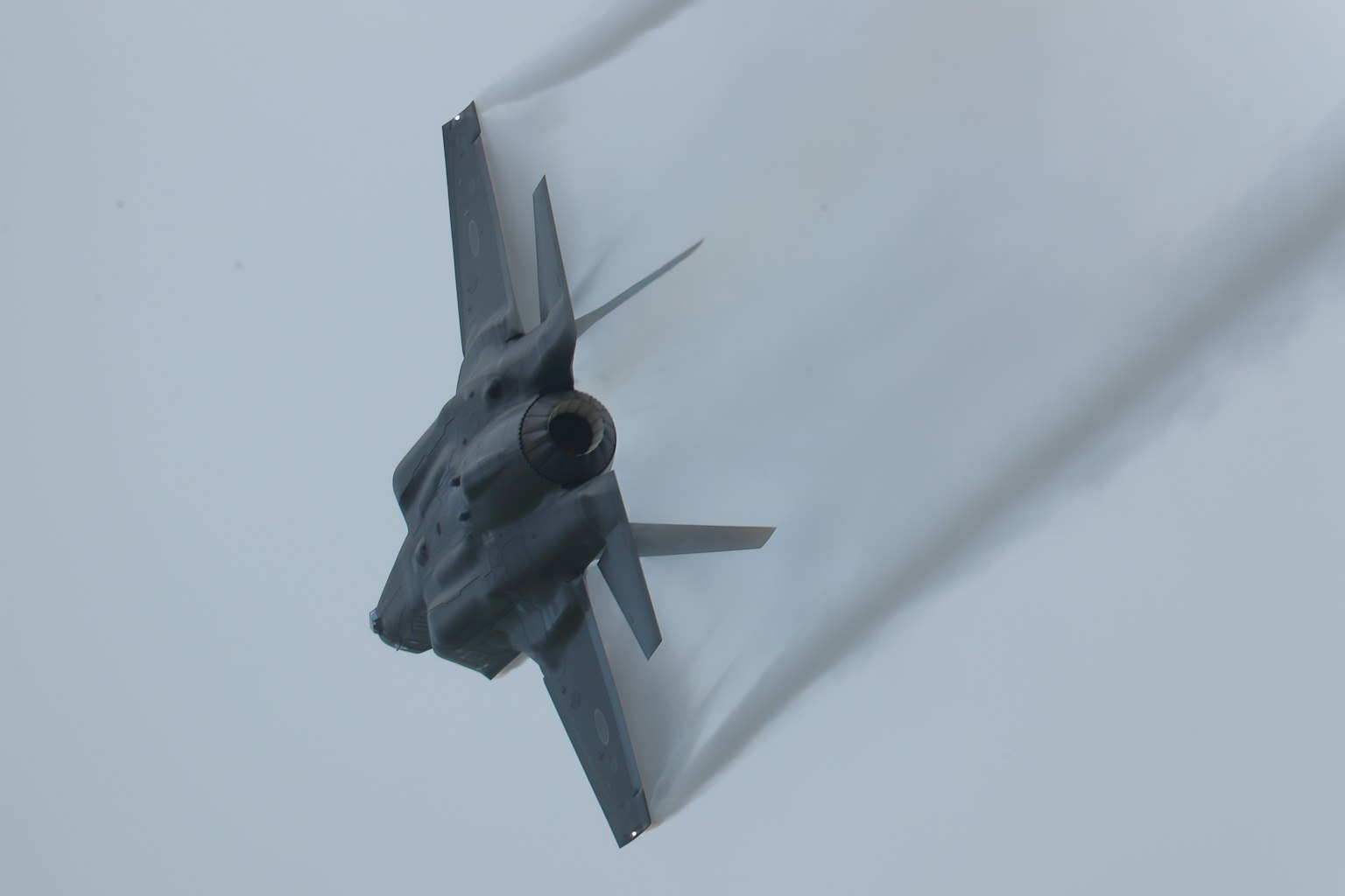 เครื่องบินขับไล่ F-35 กำลังบินและสร้างกรวยไอน้ำในอากาศ