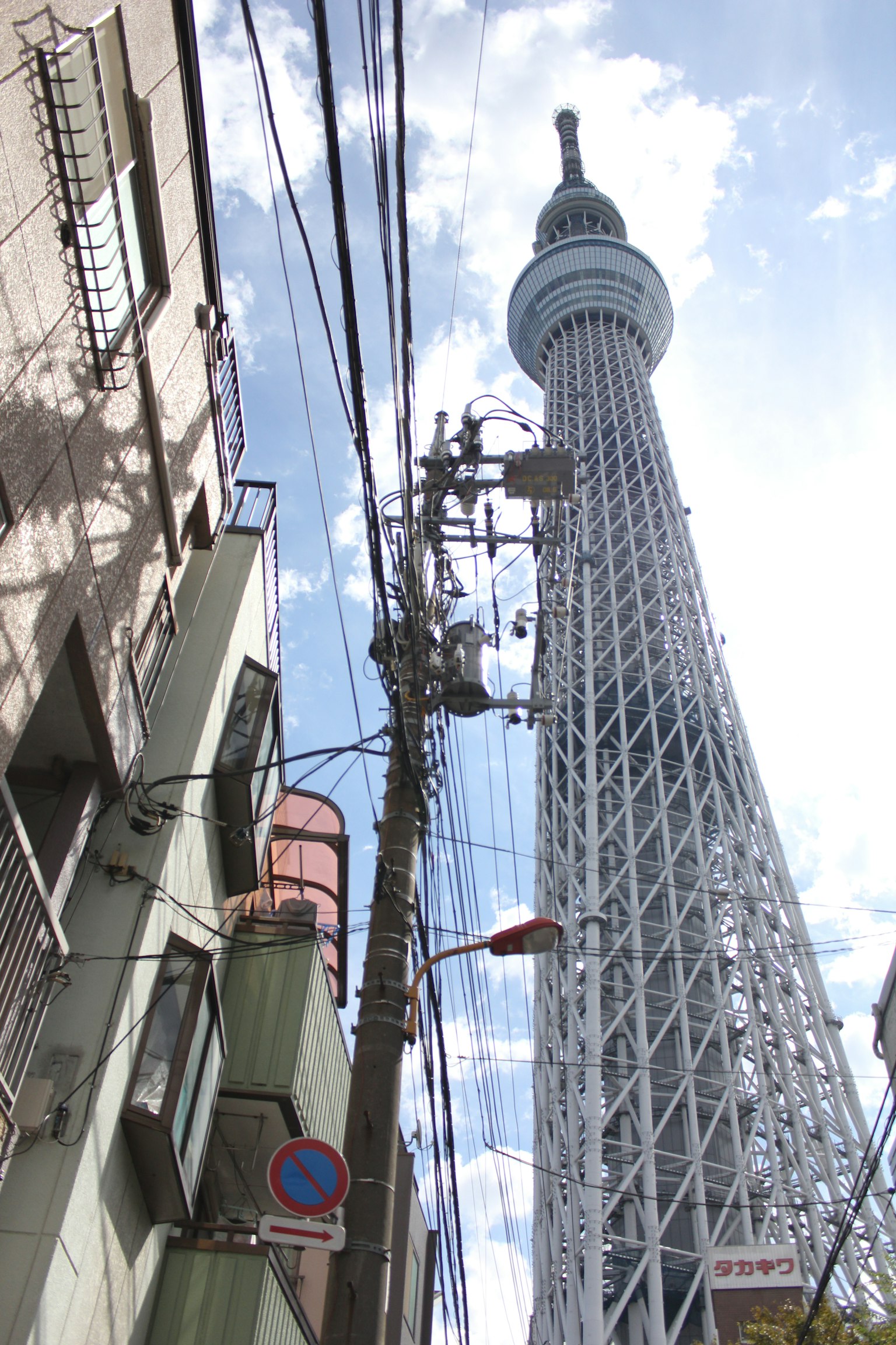 Tampilan dekat Tokyo Skytree dengan kabel listrik