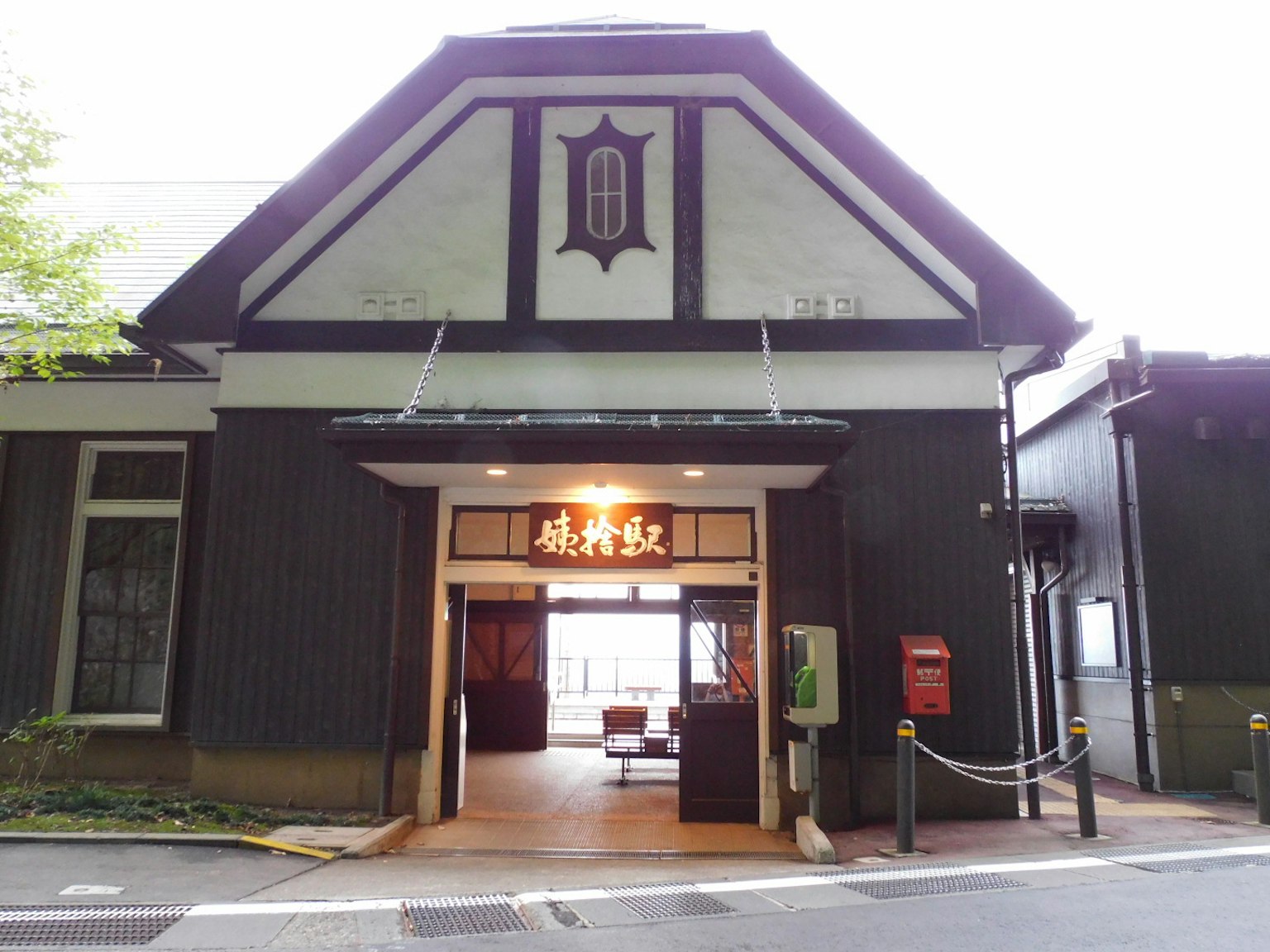 Pintu bangunan Jepang tradisional dengan eksterior hitam