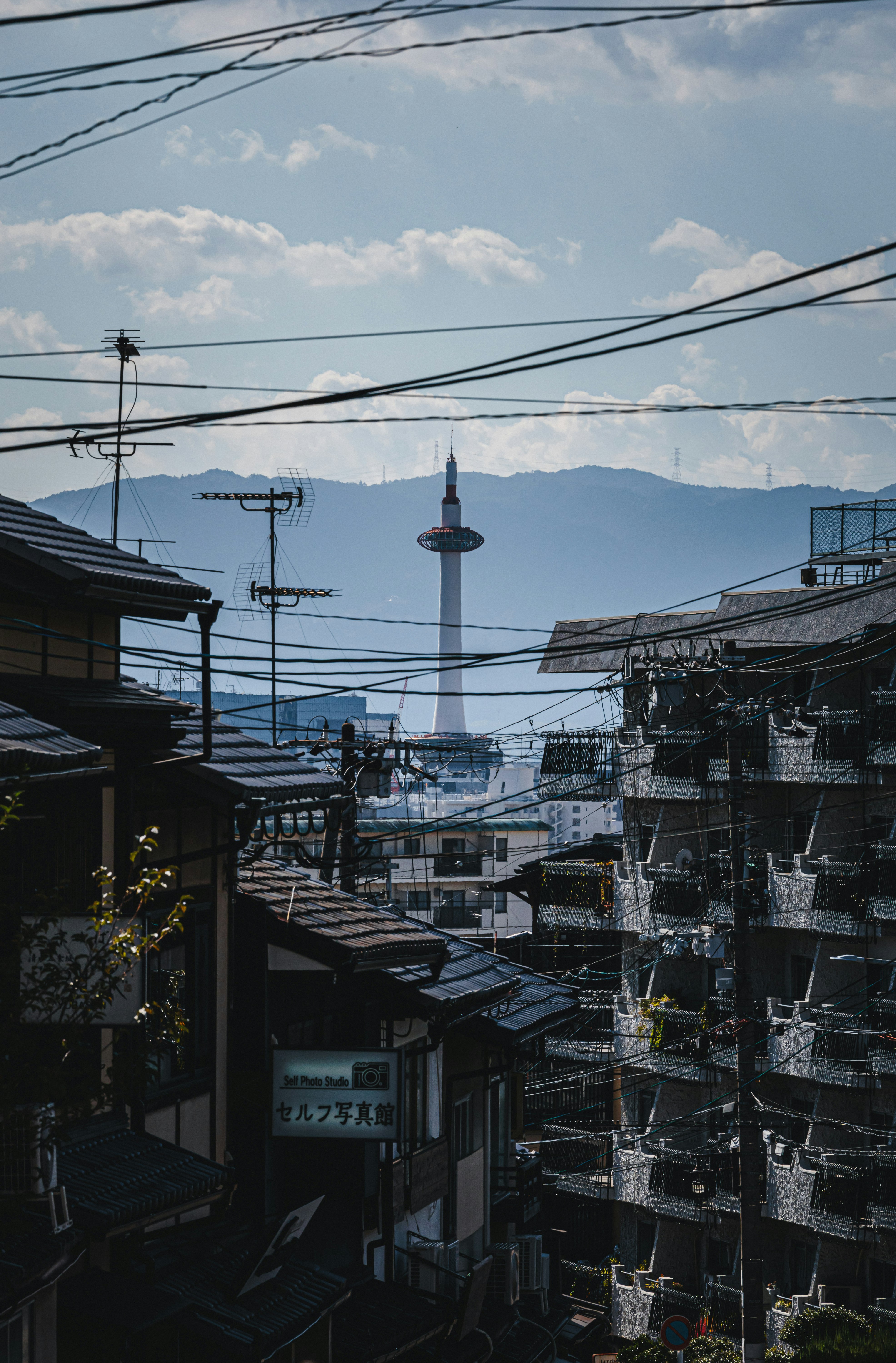 Vista della Torre di Kyoto sopra un vicolo cittadino
