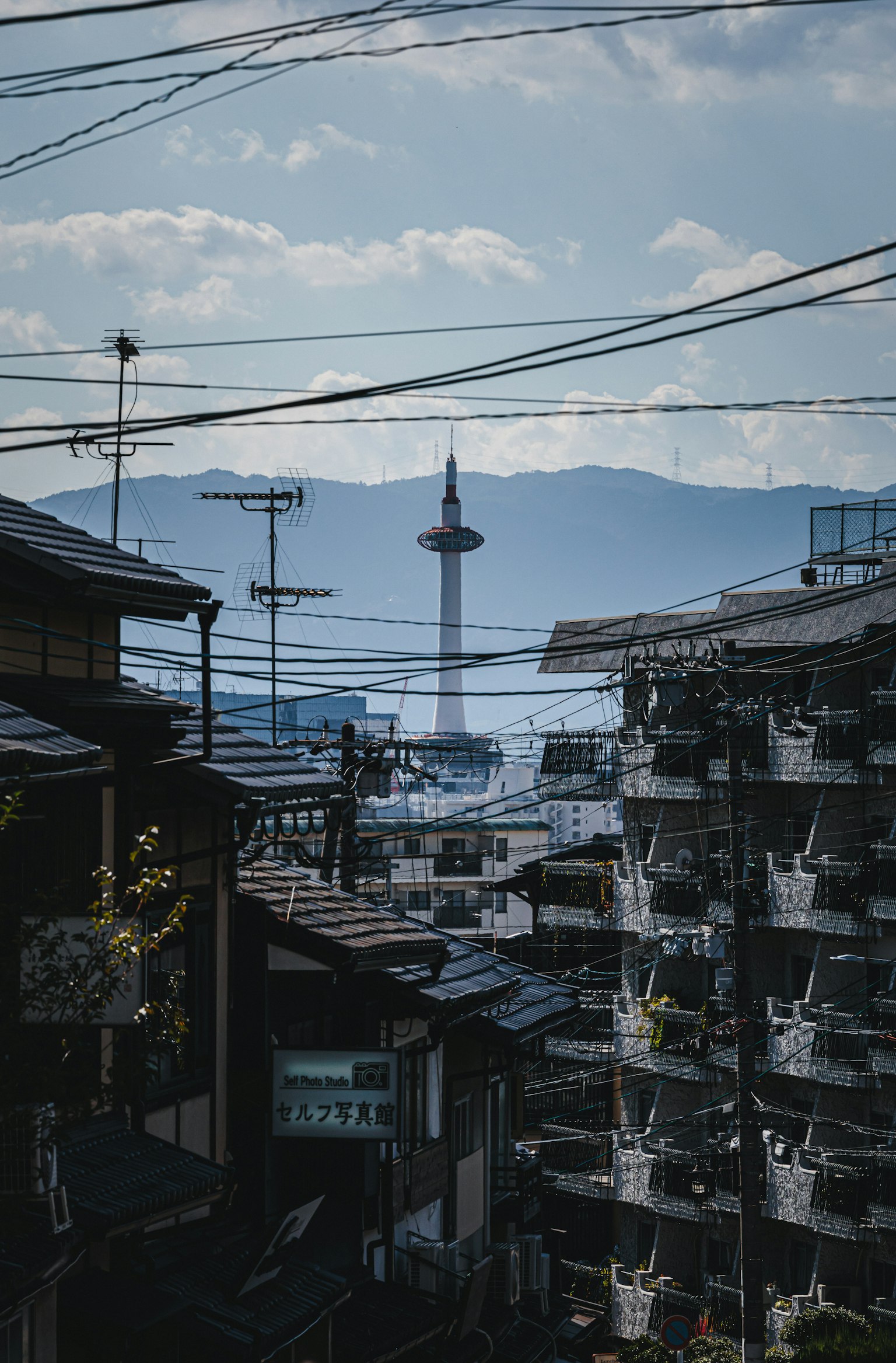 Vue des rues de Kyoto avec des lignes électriques croisées