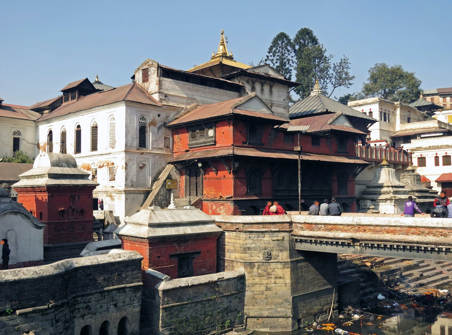 Khung cảnh của quần thể đền Pashupatinath ở Kathmandu với kiến trúc truyền thống