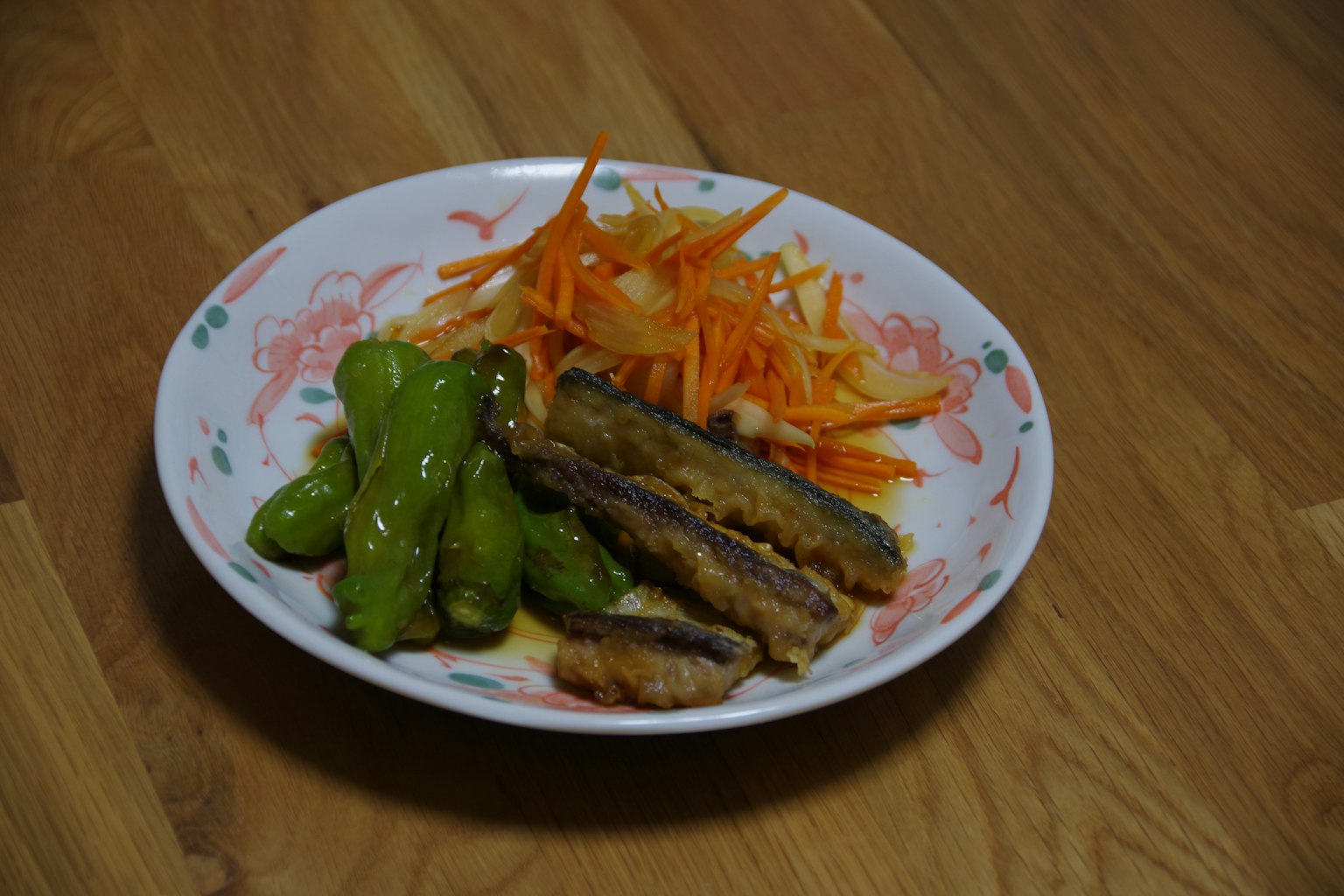 一盘炸食和蔬菜沙拉