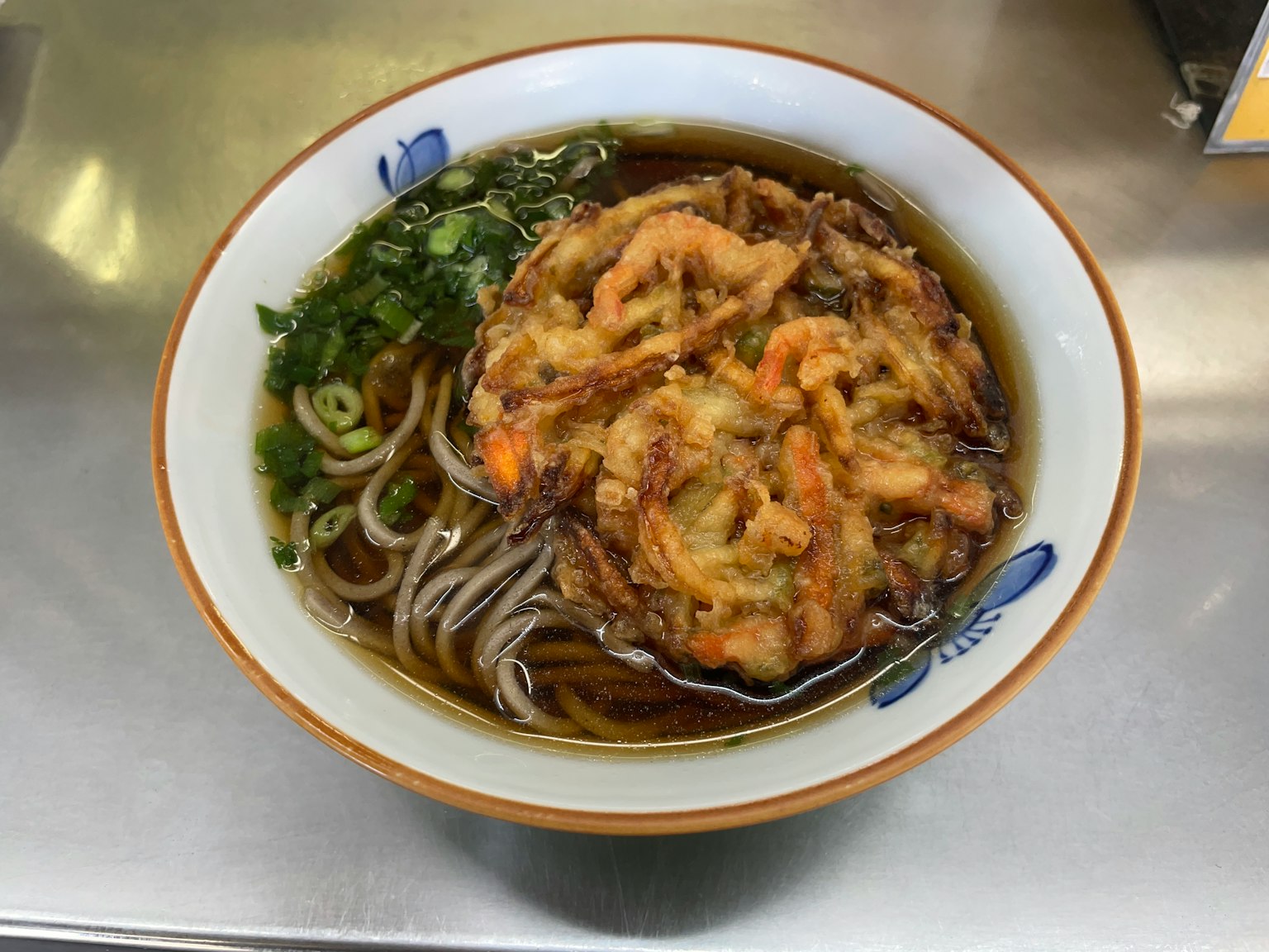 Ciotola di udon tempura con verdure verdi