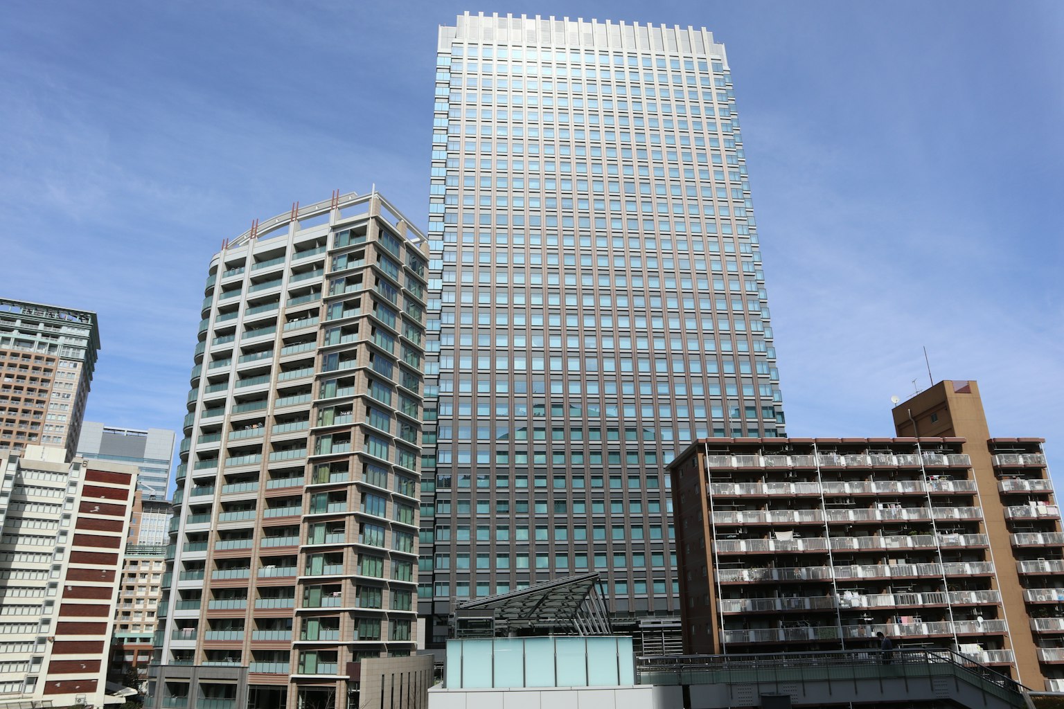 城市天際線，現代玻璃摩天大樓和住宅建築