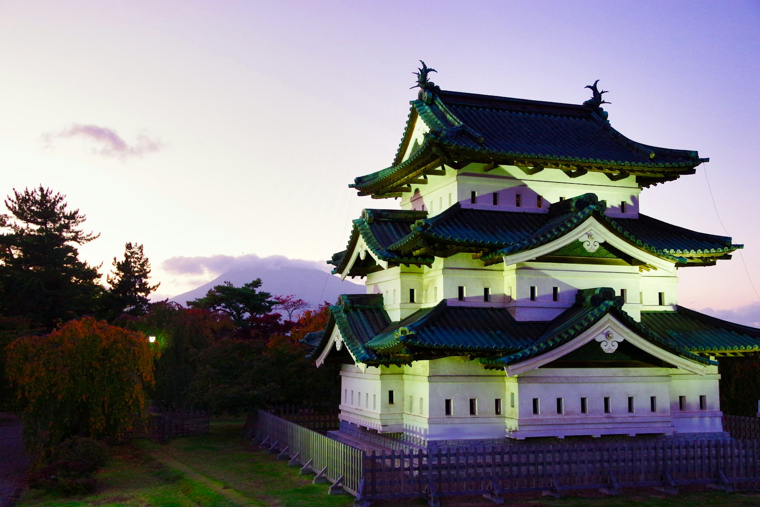 黃昏時分照亮的傳統日本城堡與生動的天空