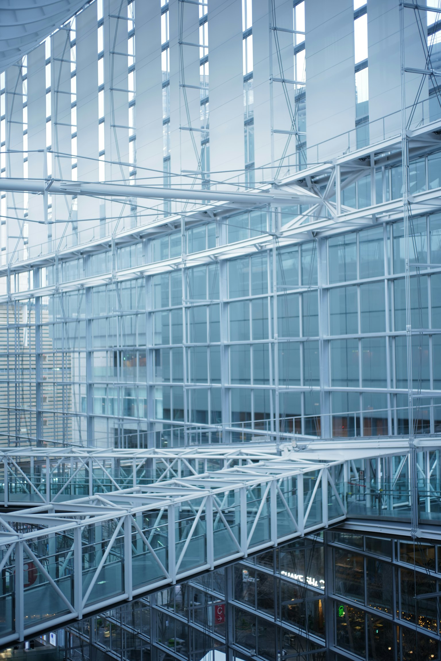Intérieur d'un bâtiment moderne avec des structures en verre transparent et en métal