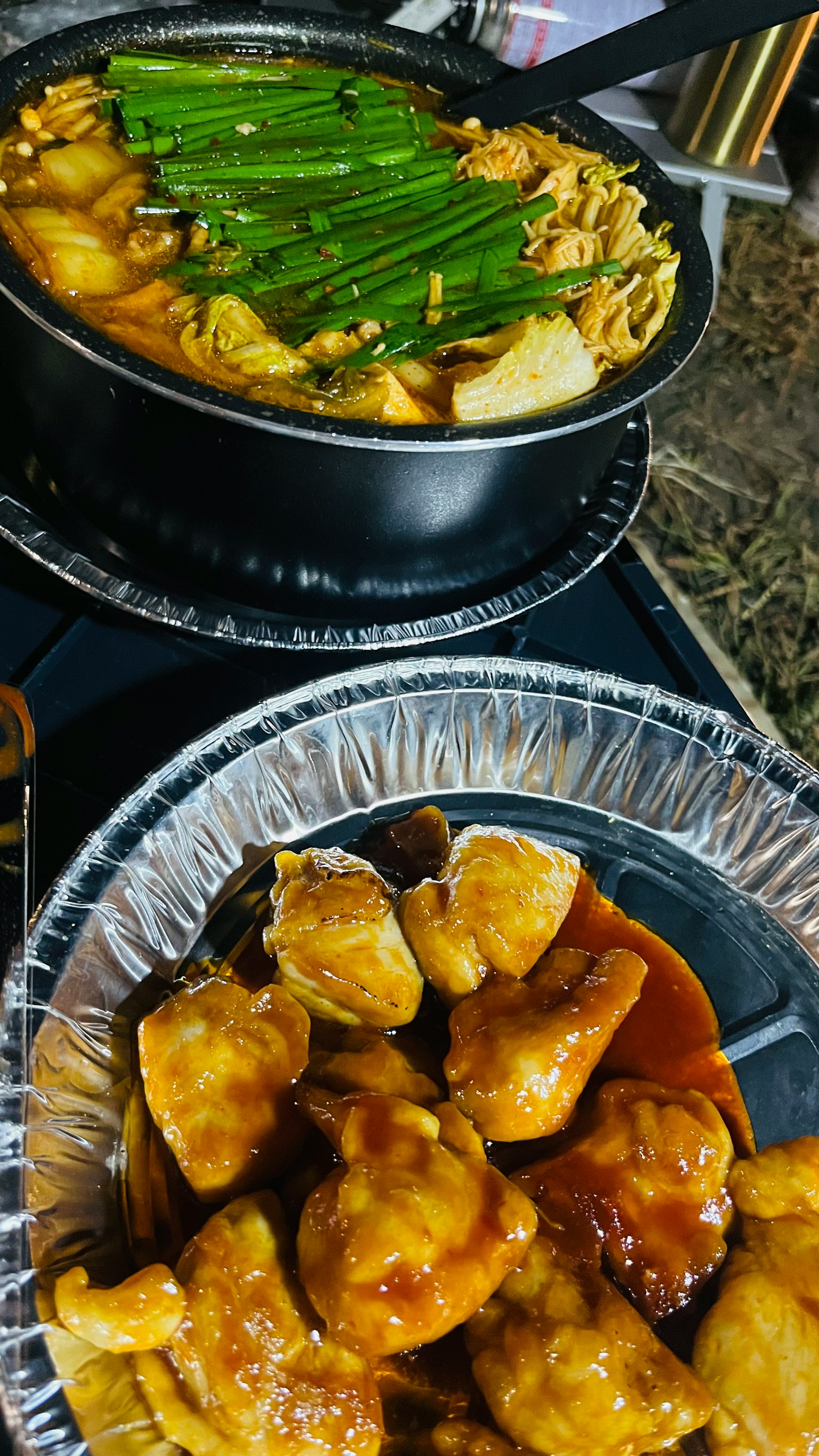 上面有綠色蔬菜的菜餚和下面的炸雞塊