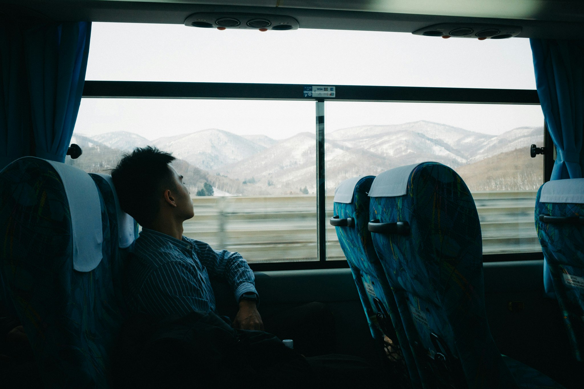 車内から見える山並みの風景