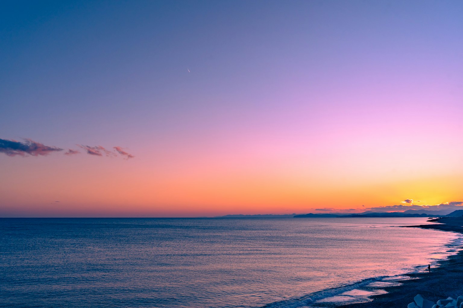 美丽的日落在平静的海浪上