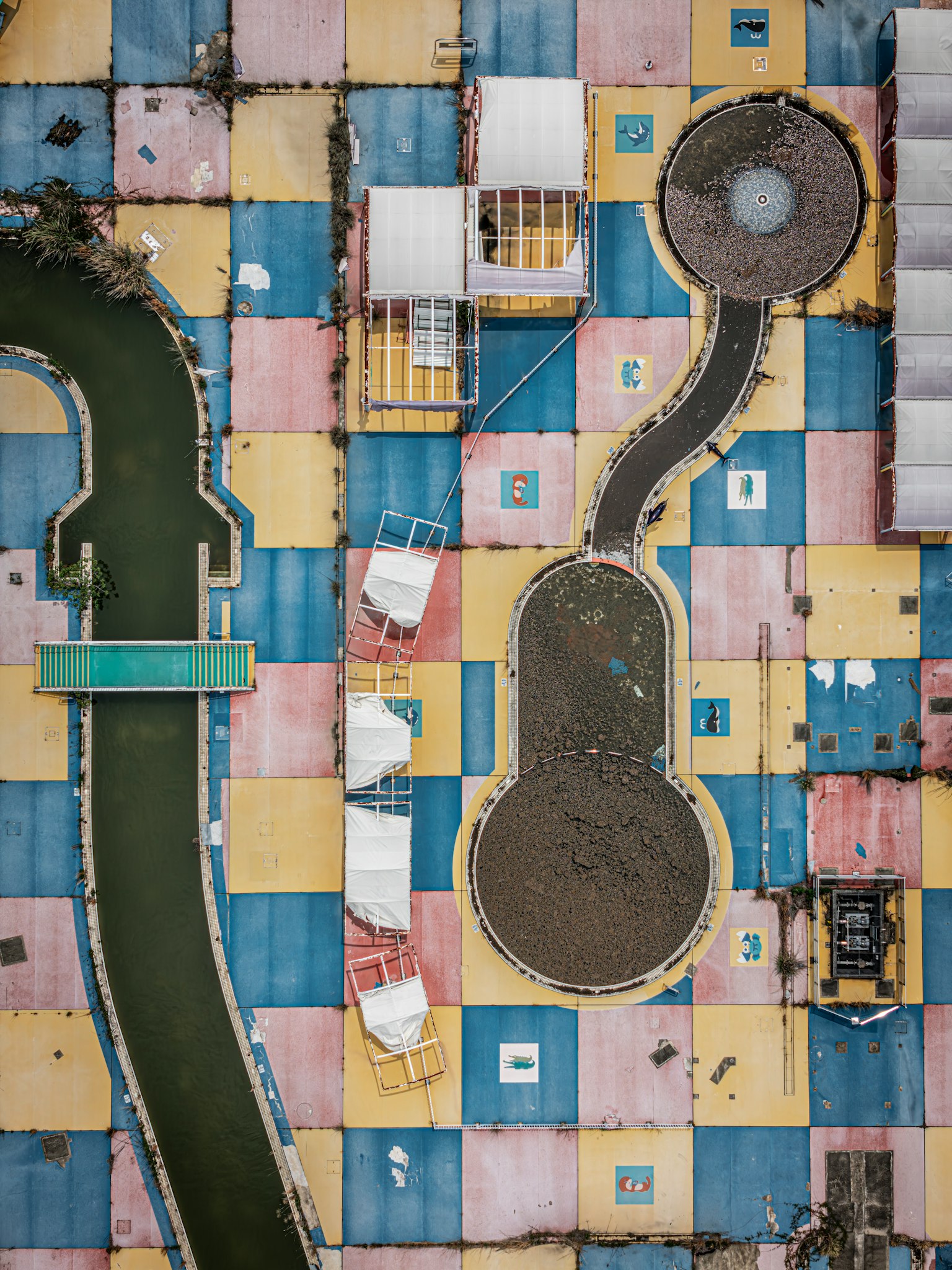 Vista aerea di motivi di piastrelle colorate e di un corso d'acqua tortuoso