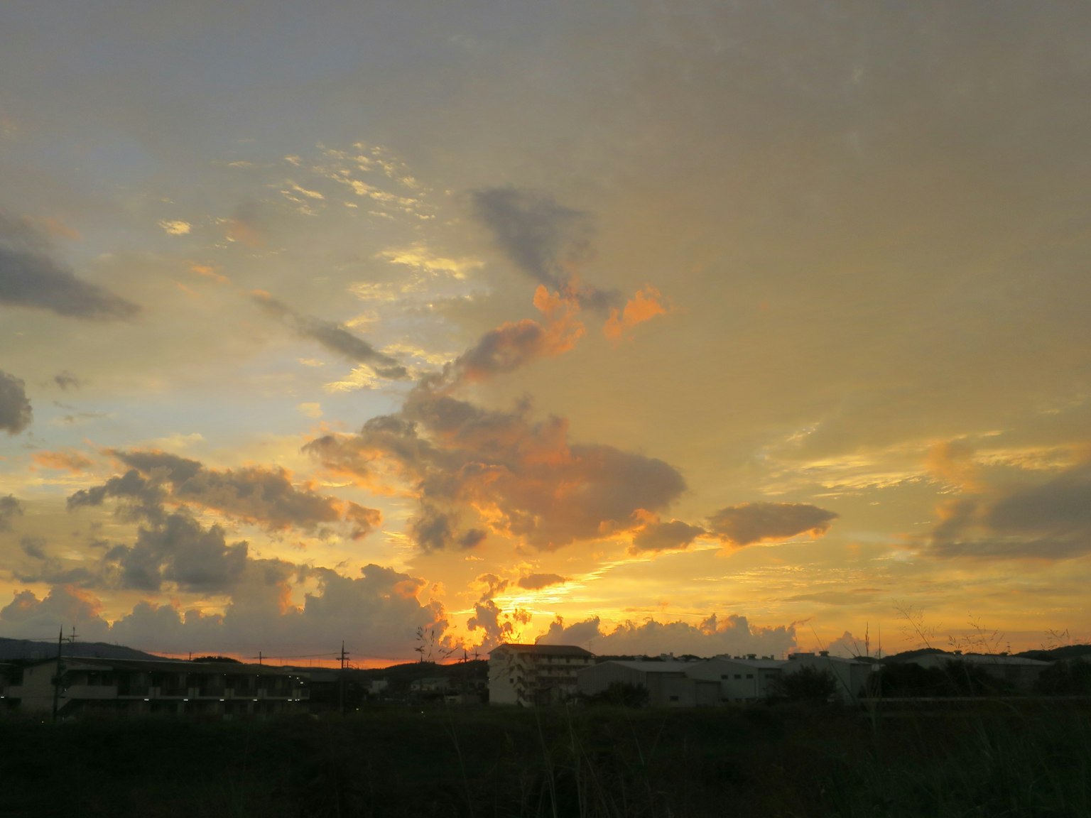 Coucher de soleil avec des nuages orange et jaune dans le ciel