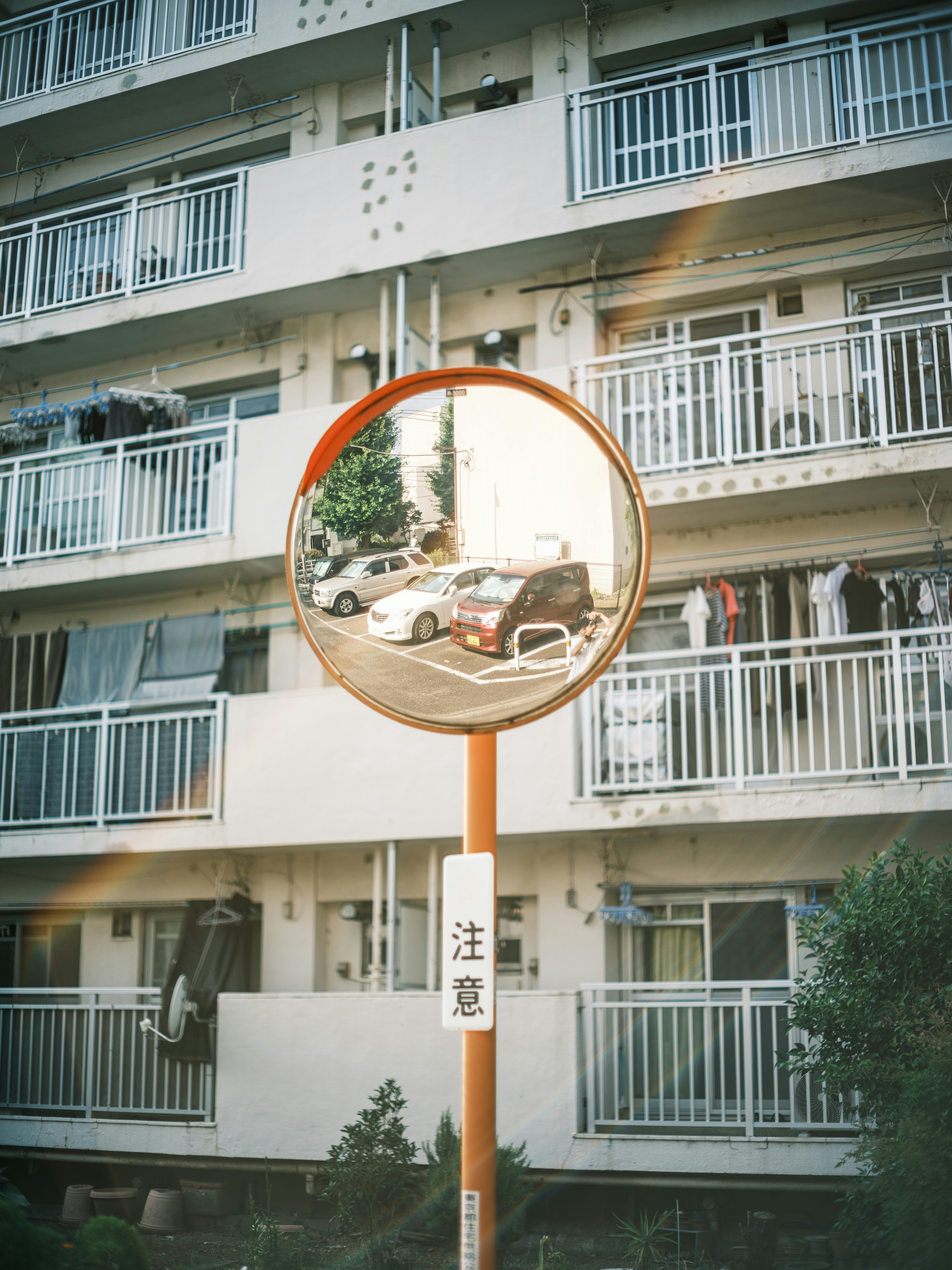 espejo circular que refleja un patio de un complejo residencial