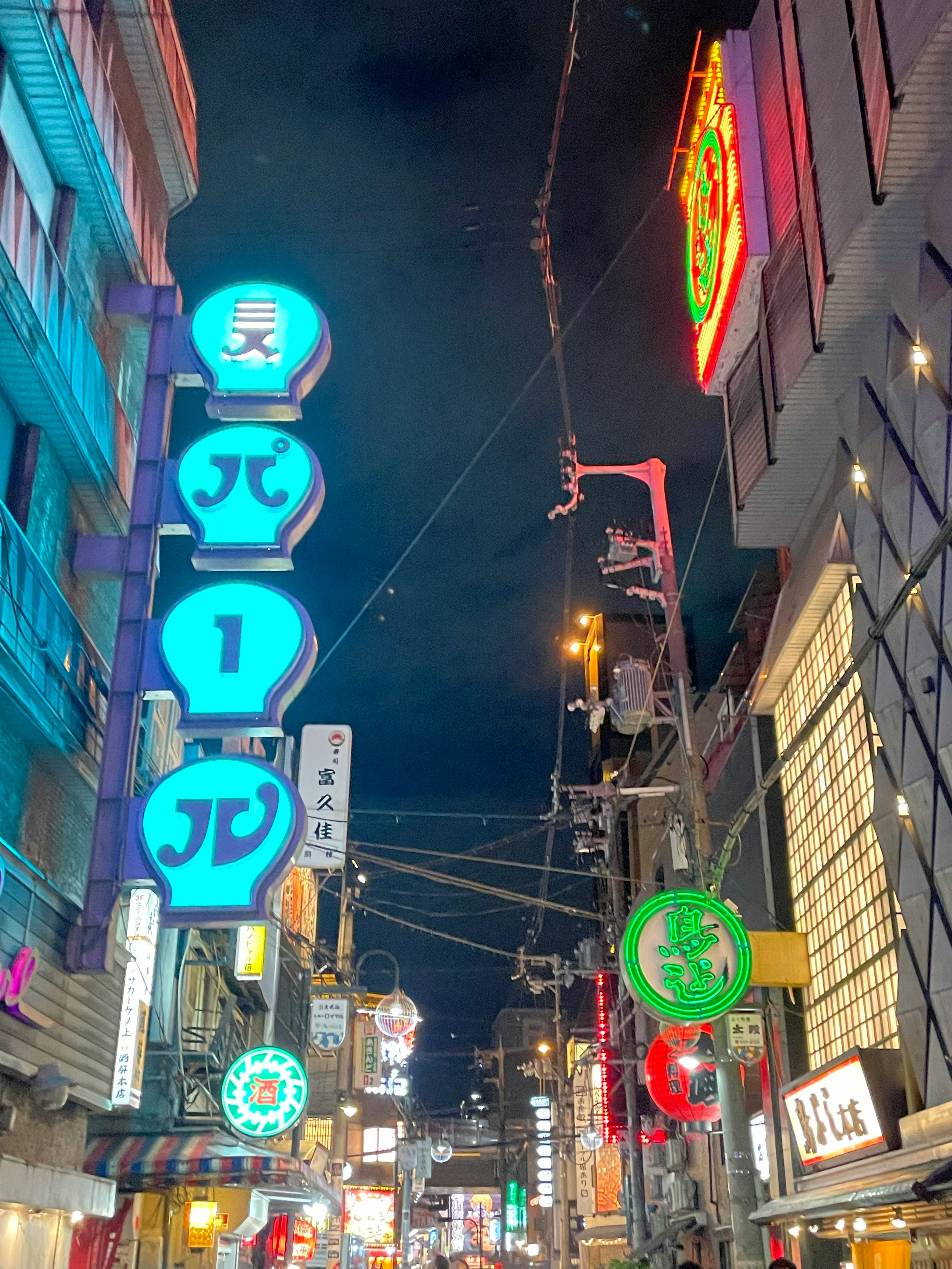 昭和風の看板が並ぶ夜の商店街の路地