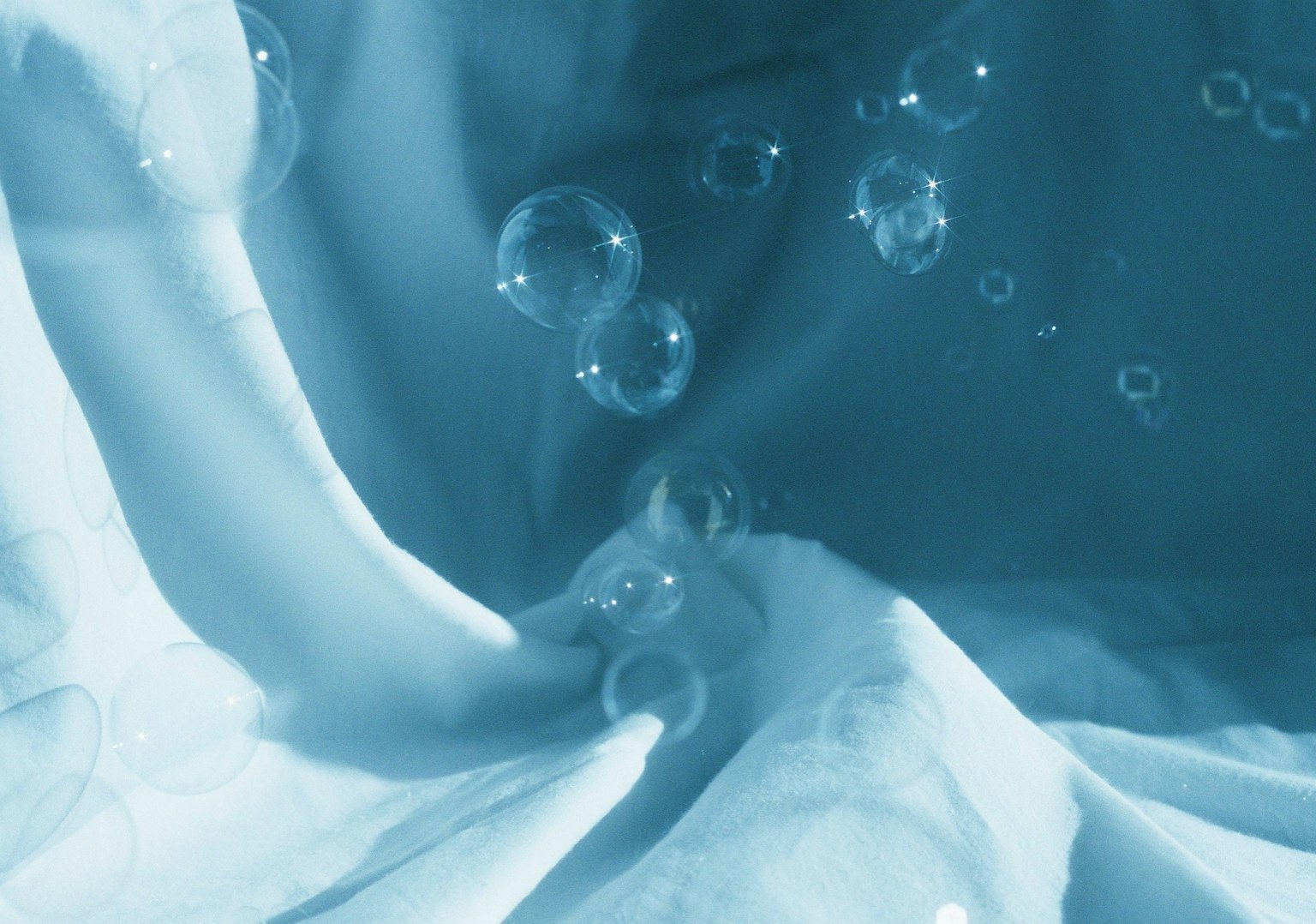 Scène de bulles flottant dans l'eau bleue