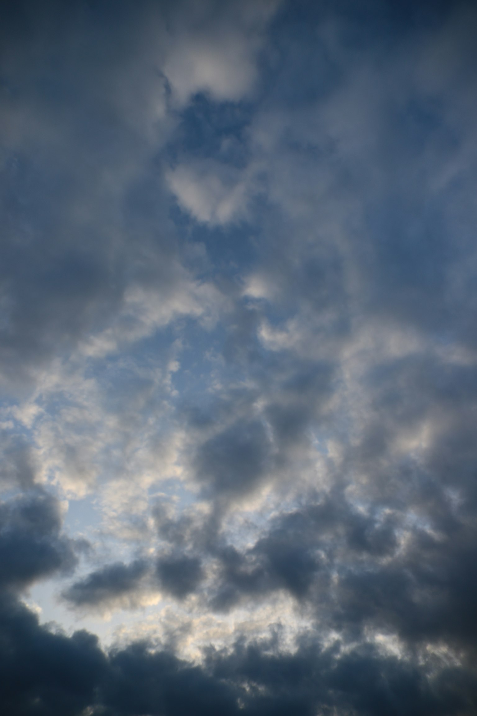 Pola dan warna awan di langit biru