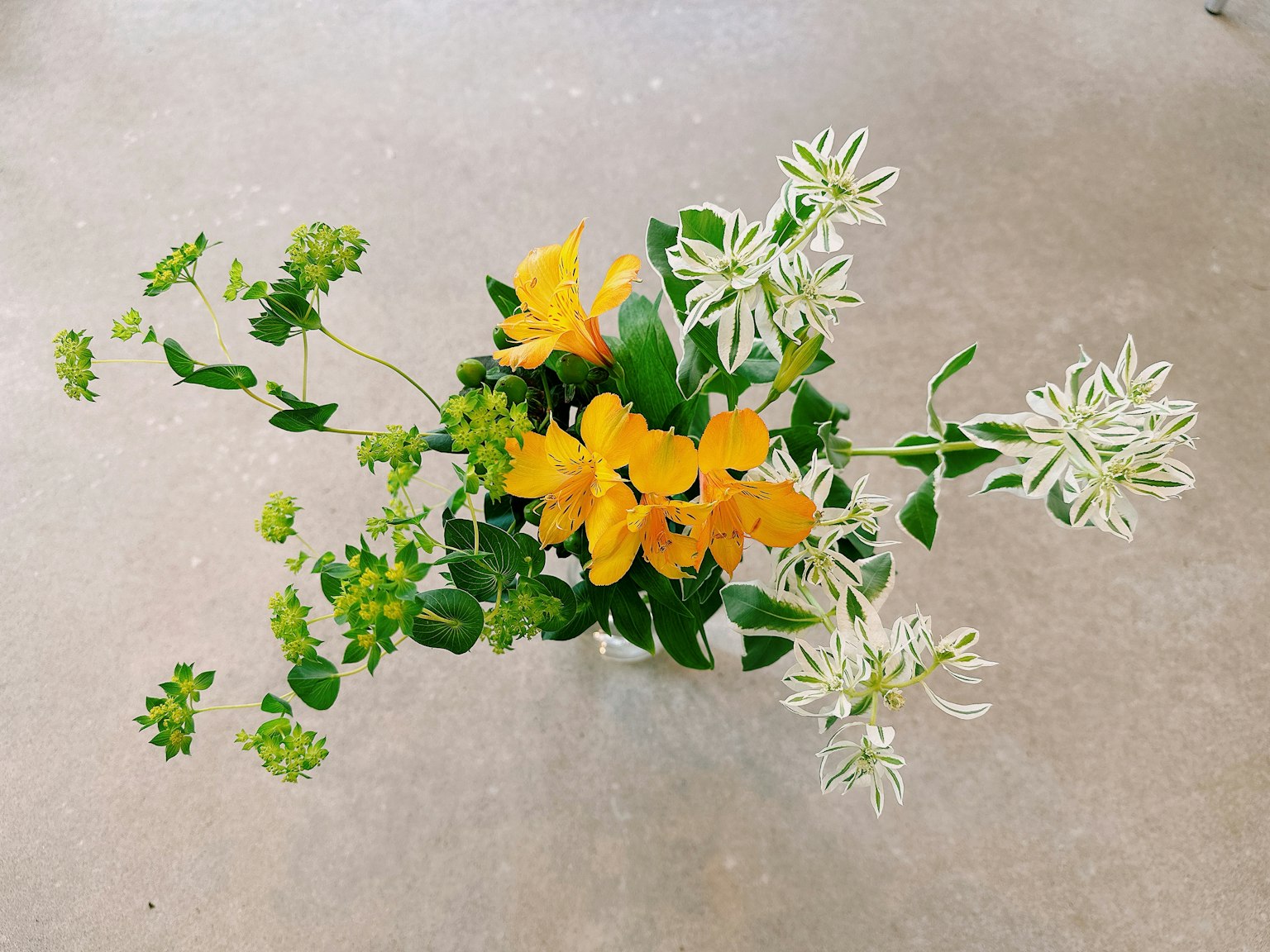 Ramo con flores amarillas y hojas verdes