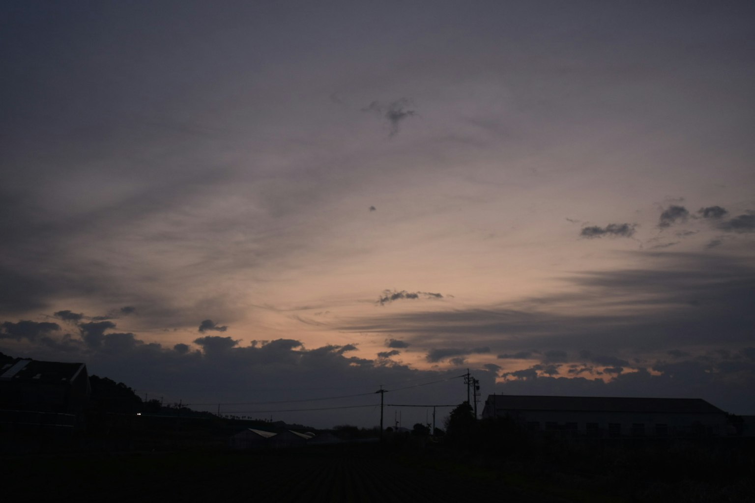 Paisaje en silueta con cielo de atardecer y nubes