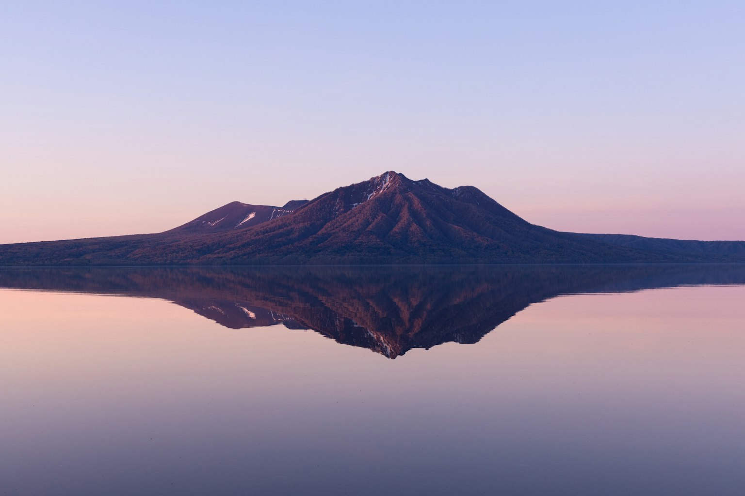 Vue panoramique d'une montagne réfléchie sur un lac calme