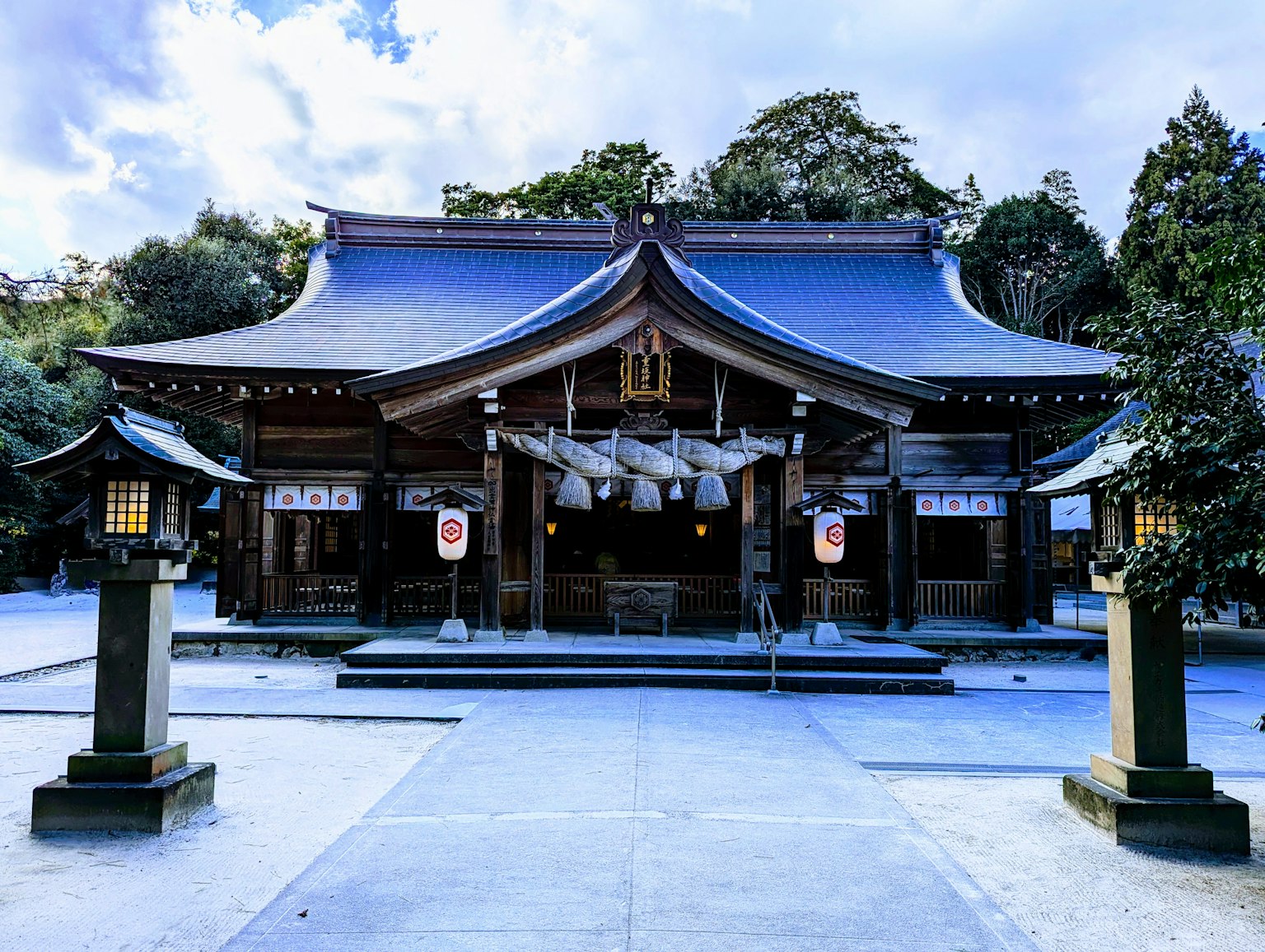 美麗的神社建築被自然環繞